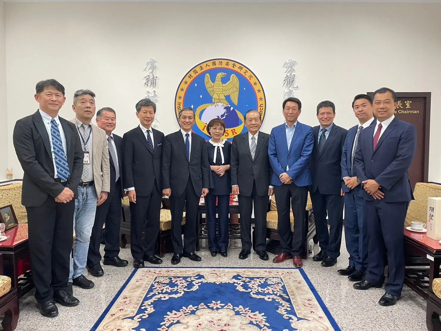 20240712-2023年日本戦略研究フォーラム（JFSS）来台与国防院交流、国防院董事长霍守业（右五）、前参谋総長李喜明（右四）及前副参谋総长李廷盛（右三）均到场。（取り自国防院官网）