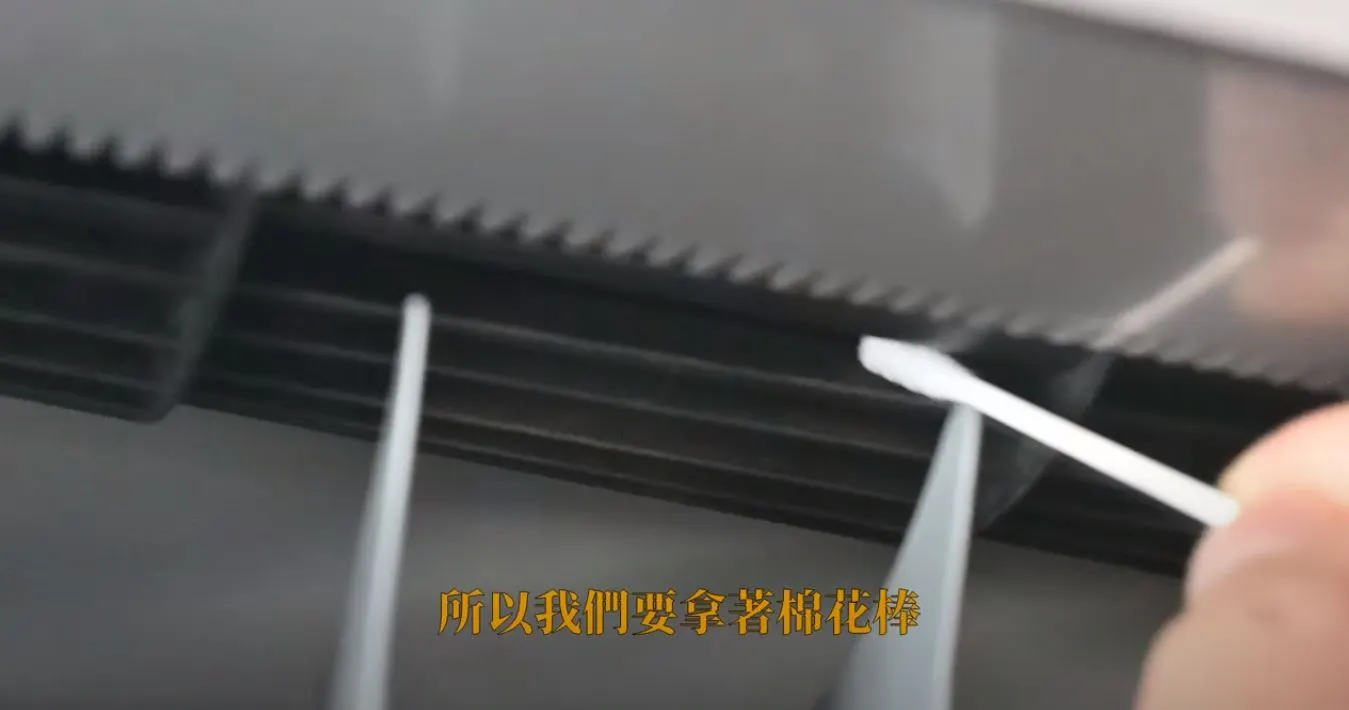 只要用棉花棒將卡在風鼓的灰塵一一清出，過沒多久冷氣的風也會變得涼快。（圖／翻攝自「空調小教室」YouTube頻道）