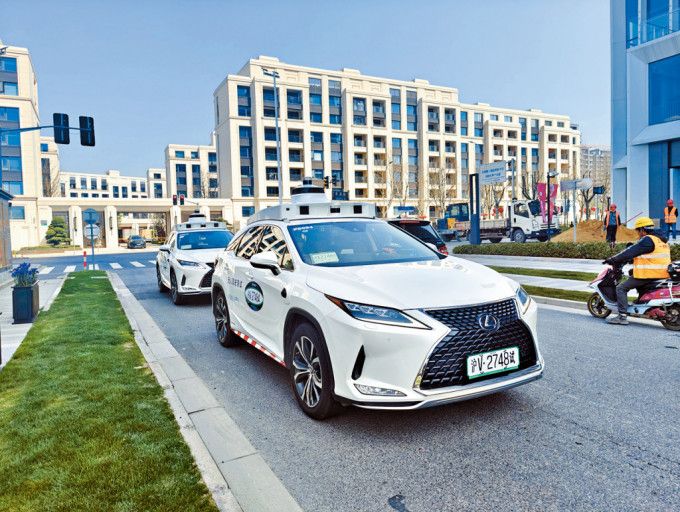 中國加快布局「無人計程車」自動駕駛市場，上海將在未來1周內，啟動面向普通市民的「無駕駛人智能網聯汽車」實地測試。（取自微博）