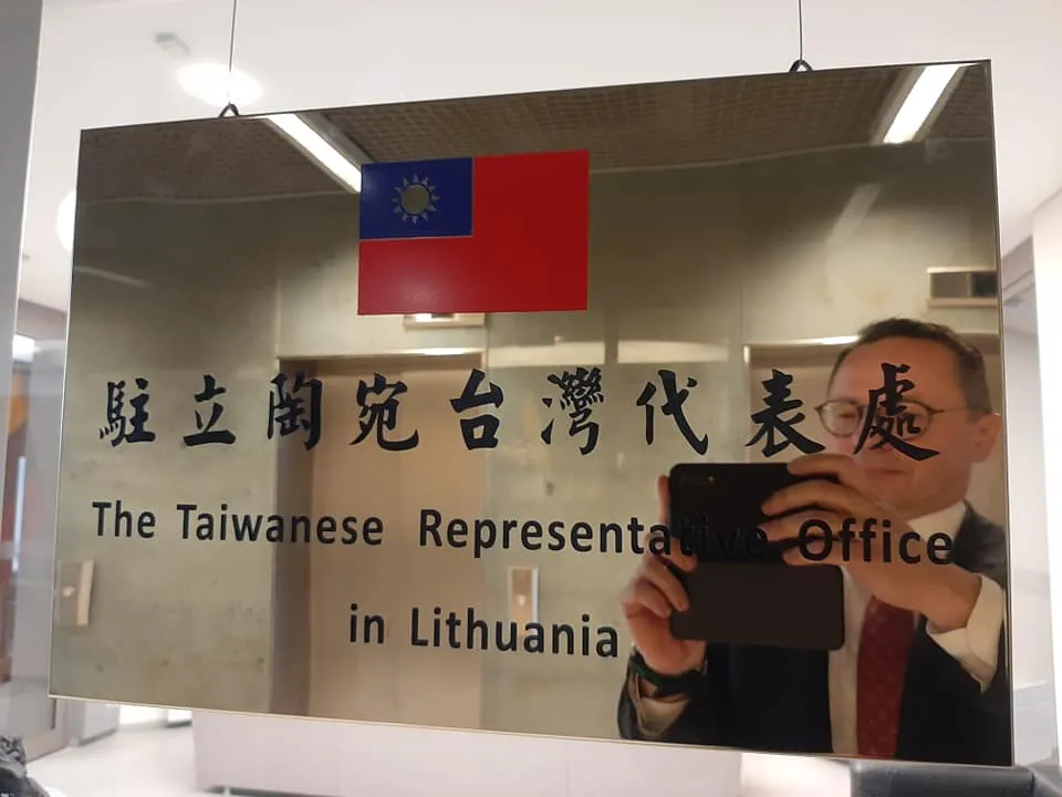 作者指出，立陶宛為了對美國表示忠心，不惜跟中國大陸翻臉，執意要設立以「台灣」為名的代表處，被中共視為踩分裂國土的國家利益紅線。（資料照，取自Žygimantas Pavilionis臉書）