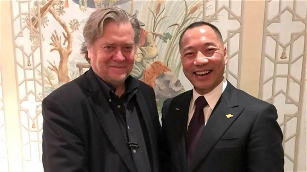 流亡美國的中國富豪郭文貴與川普總統顧問的巴農（Steve Bannon）合影。（取自郭文貴推特X）