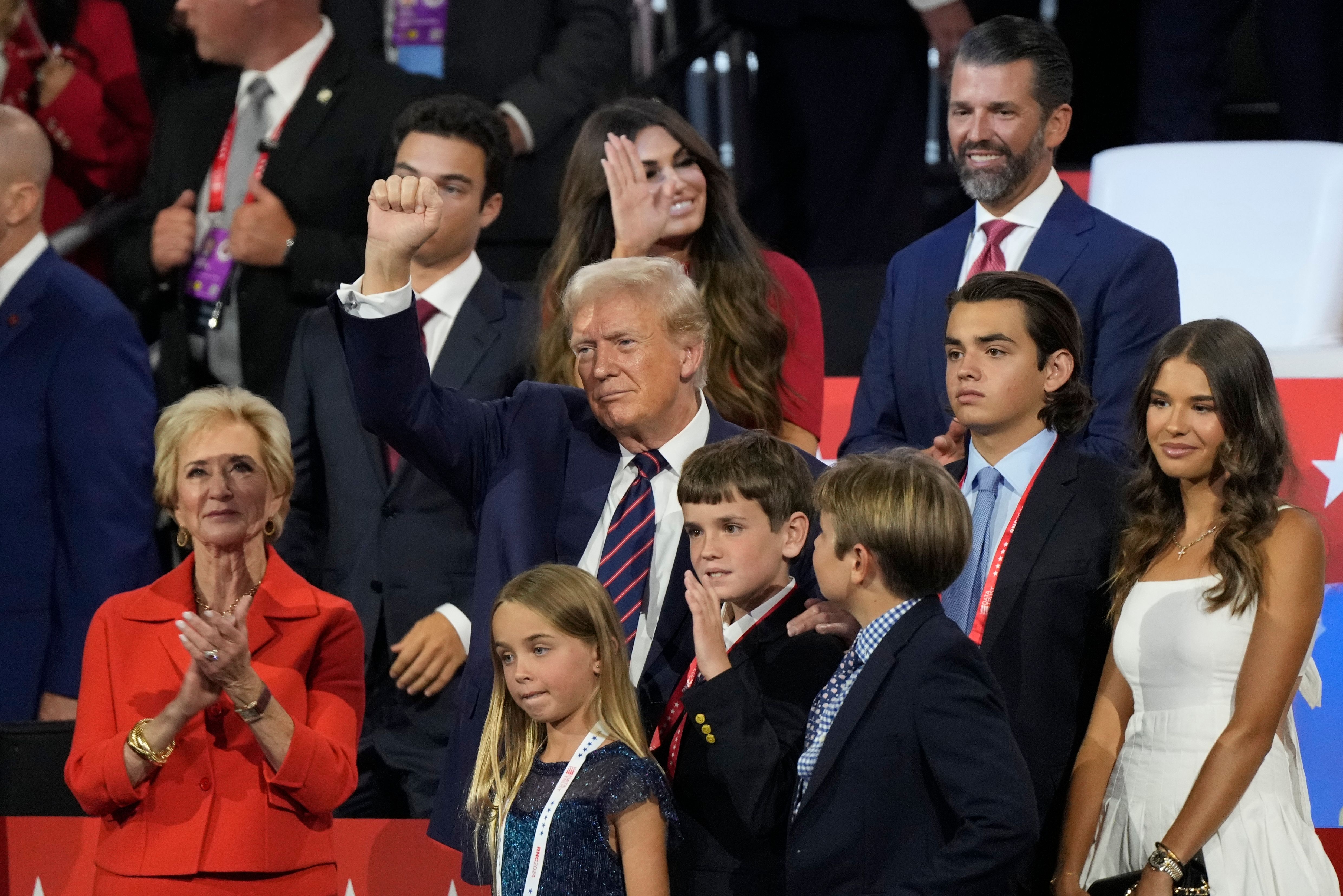 美國前總統川普2024年7月18日在共和黨全國代表大會發表壓軸演說，身旁有川普家族出席。（美聯社）