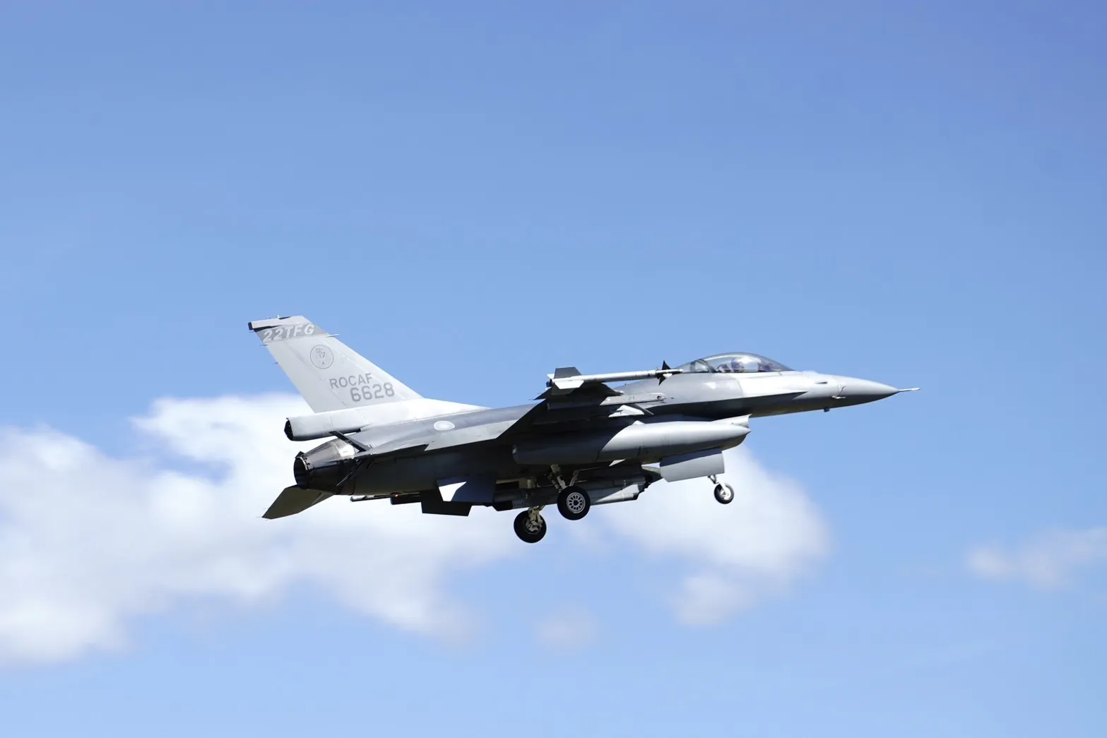 F-16V戰力保存轉場至台東志航基地。（張曜麟攝）