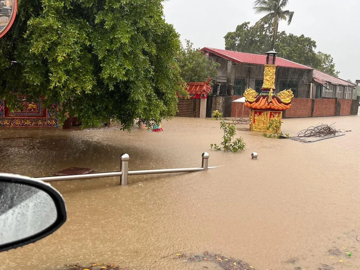 凱米颱風帶來強風豪雨，高雄已多處傳出水災災情。（取自邱議瑩臉書）