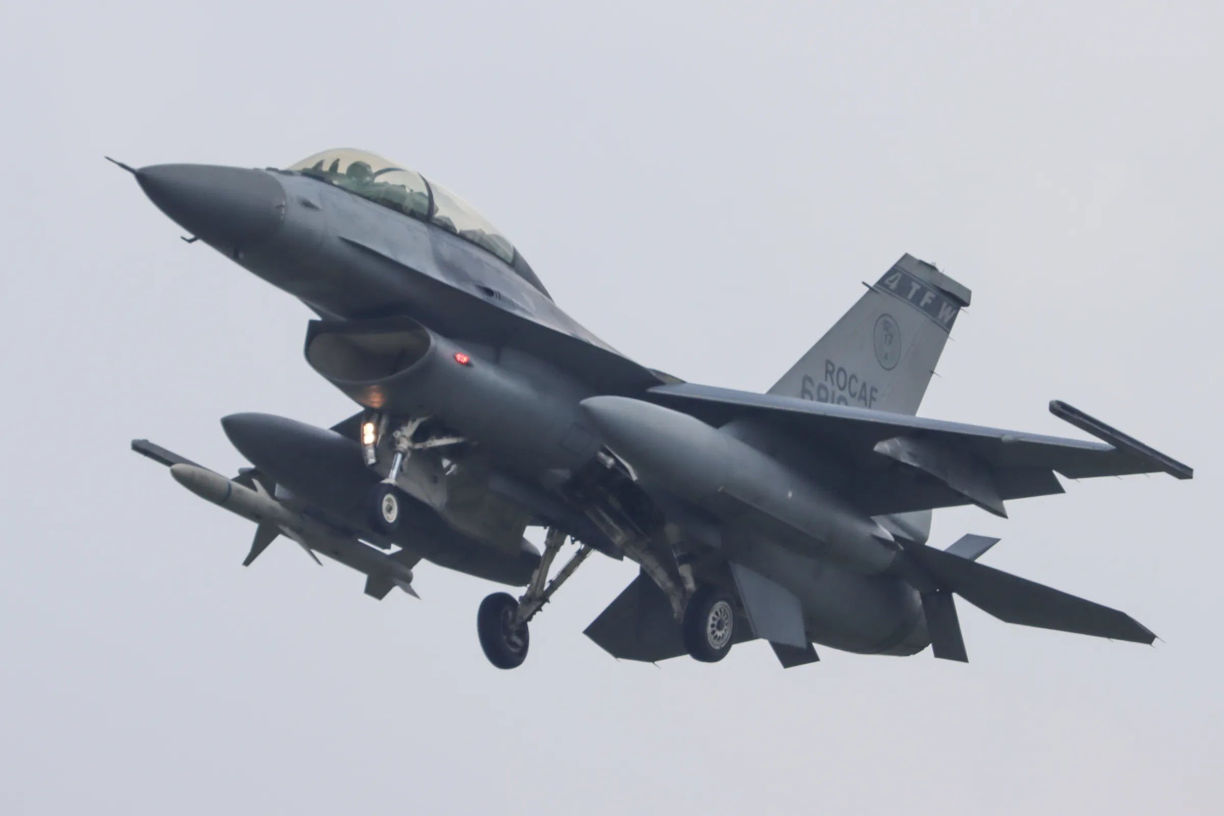 20240810-空軍4聯隊在營區開放前夕執行AGM-88B HARM高速反輻射飛彈訓練彈掛載任務，外傳這是此次營區開放戰機不掛載武器的原因。（傅啟禎攝）