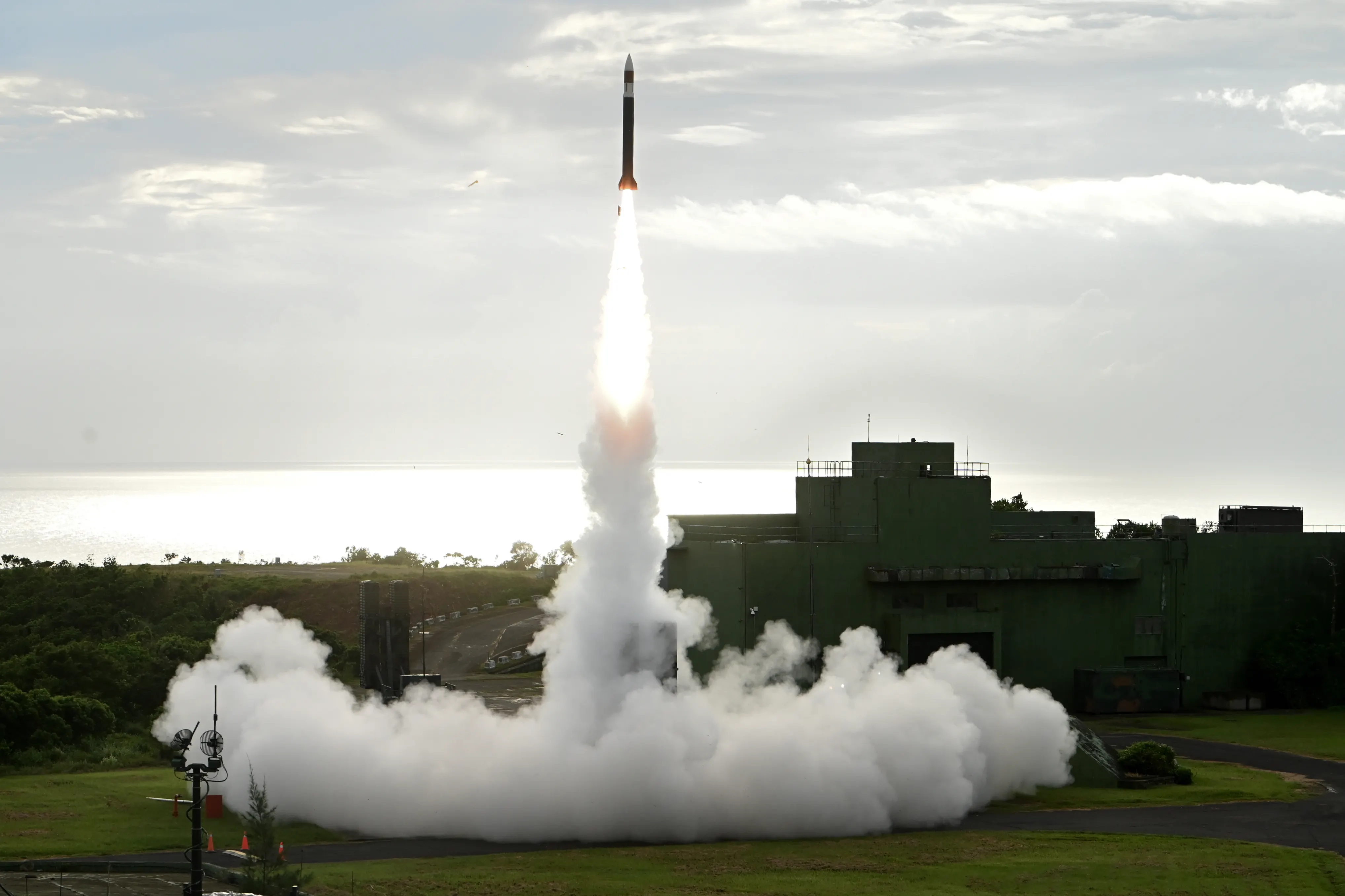 20240820-国軍が屏東九鵬基地で行った精密ミサイル射撃演習、天弓3型防空ミサイルが発射され、多くの煙が立ち込めた。（陳昱凱撮）