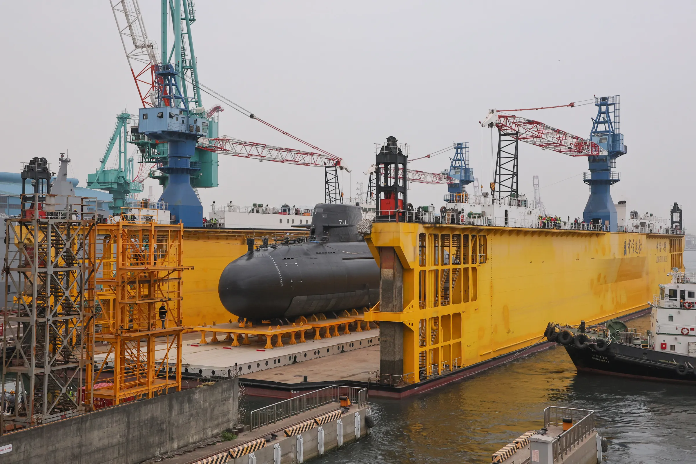 20240227-海鯤号は27日、中信8号浮ドックから台湾国際造船の乾ドックへ移された。（顏麟宇撮影）