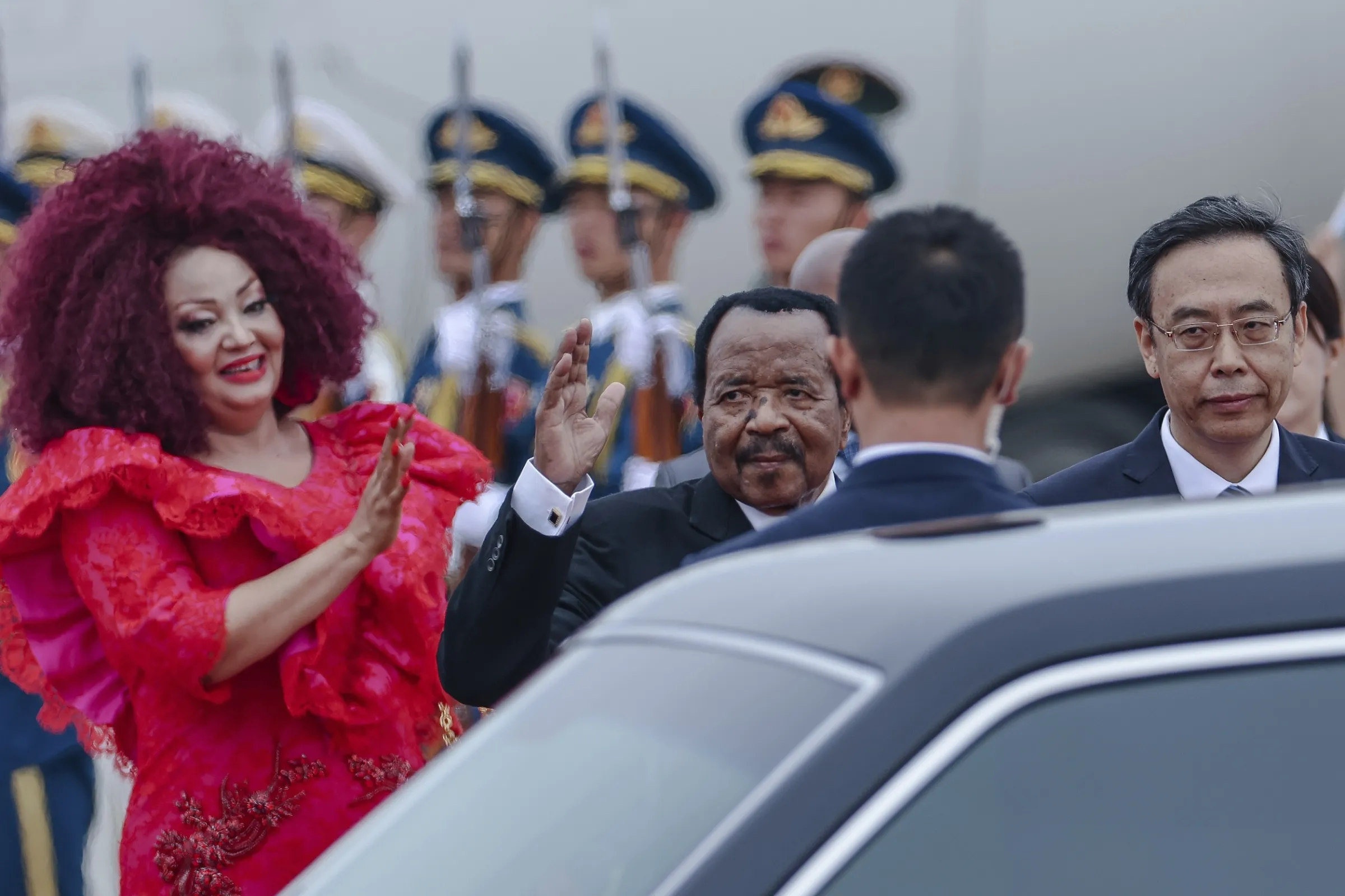 喀麥隆總統保羅・比亞（Paul Biya，中）在2024年中非合作論壇（FOCAC）峰會召開前，抵達北京首都國際機場。（美聯社）