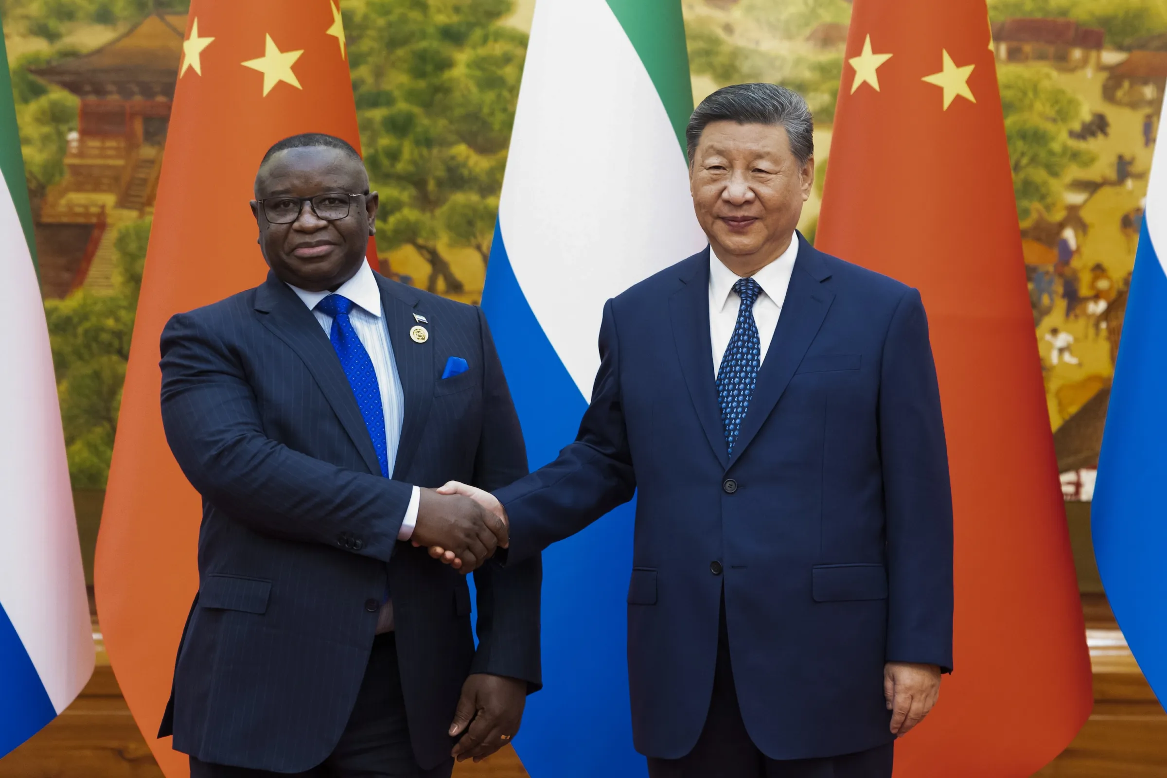 2024年9月4日，中國國家主席習近平與獅子山總統比奧（Julius Maada Bio）在北京人民大會堂會面。（美聯社）