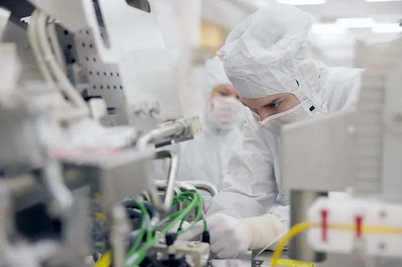 艾司摩爾最新一代曝光機 High NA EUV 簡化製造工序，可提升產能，降低每片晶圓生產的能耗。 ( 照片由 ASML 提供）