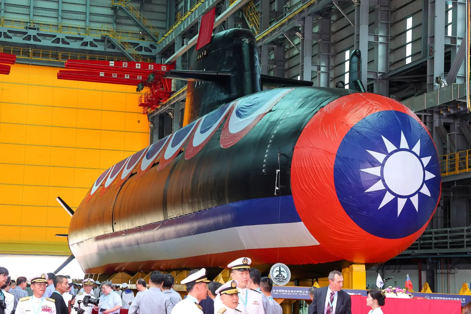 20240123-國造潛艦海鯤號下水時黑色艦體上方的帆罩表面明顯不平整、凹凸不平，呈現「瘦馬現象」，曾受議論。（顏麟宇攝）