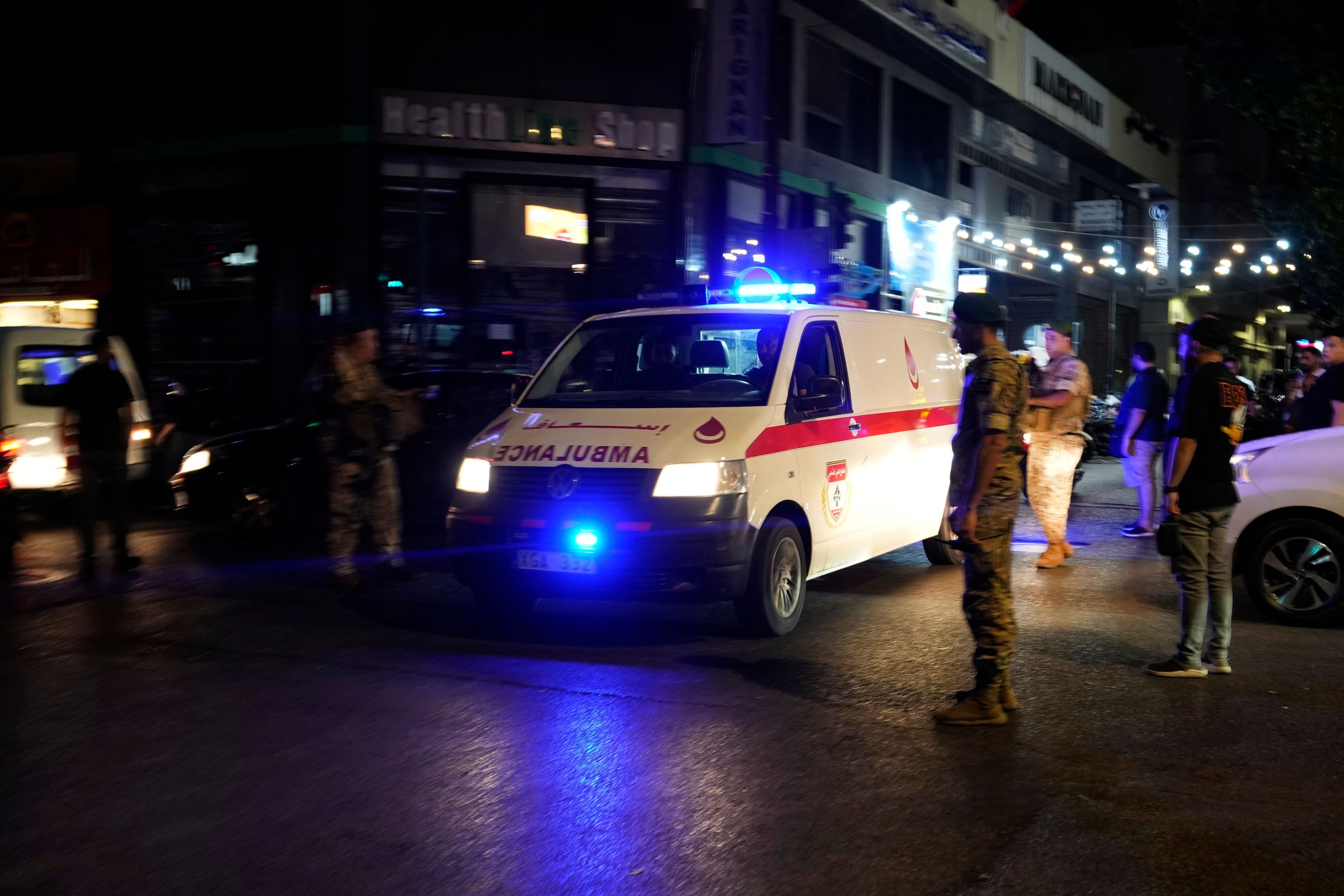 黎巴嫩武裝組織真主黨（Hezbollah）所使用的呼叫機（俗稱BB Call）於當地時間17日，在全國各地同時發生爆炸，造成9人死亡、近3000人受傷。（美聯社）