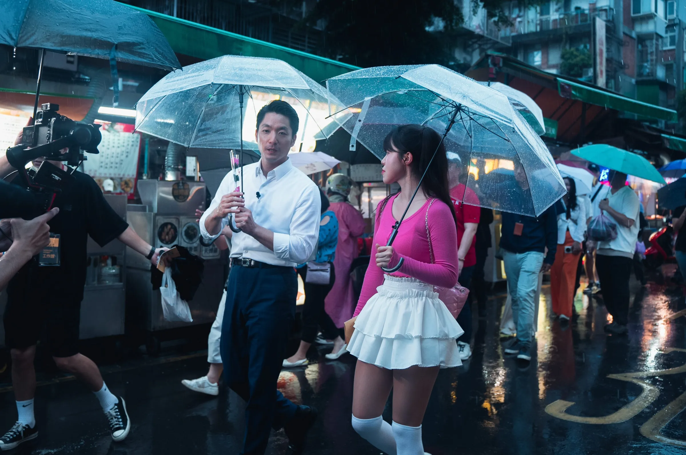 2024臺北夜市打牙祭，由臺北市長蔣萬安親自作東，邀請韓國啦啦隊女神李多慧前往臺北南機場夜市體驗在地美食與夜市文化。(圖/臺北市政府產業局提供)
