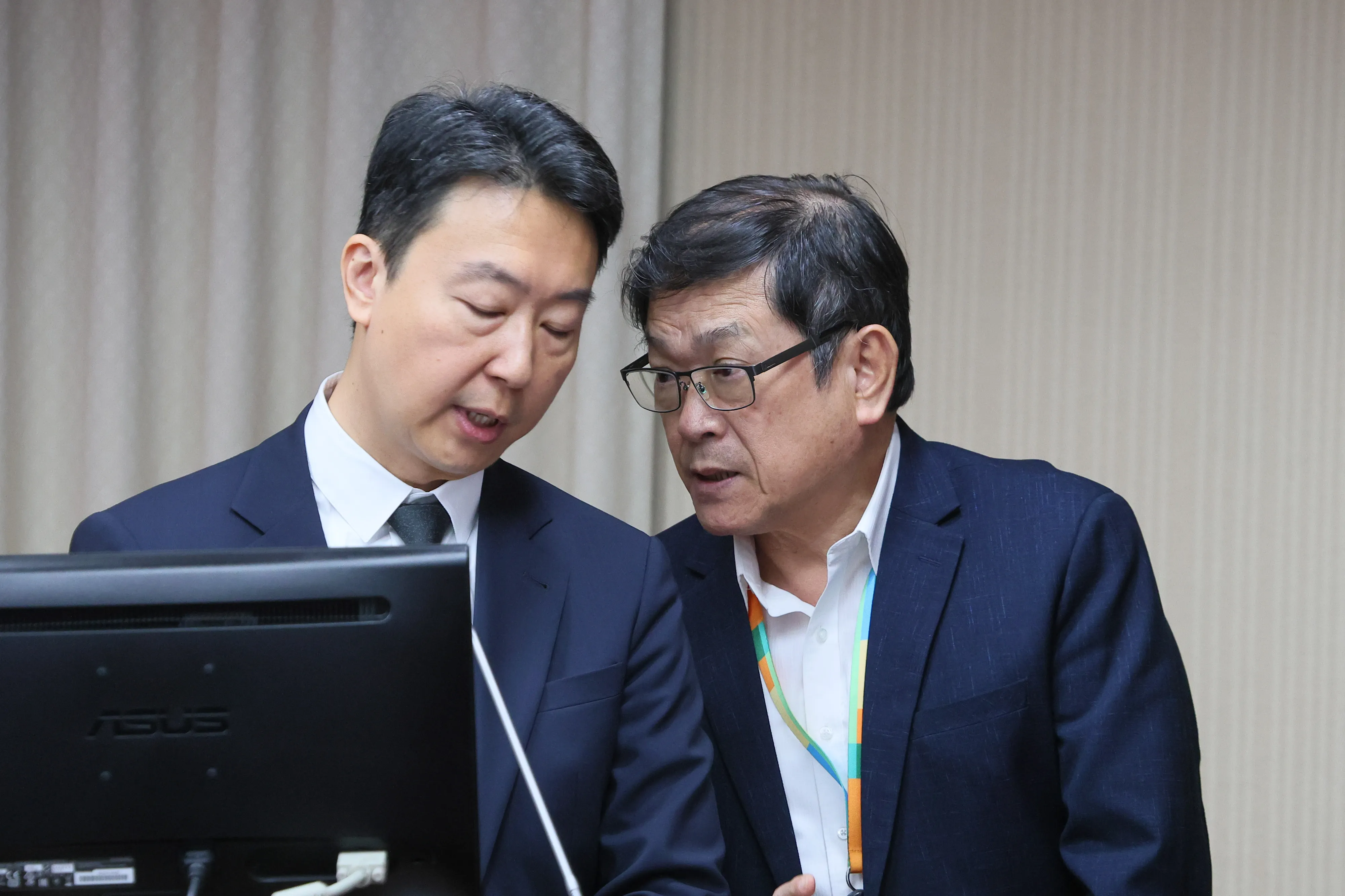 20240926-桃機公司董事長楊偉甫（右）、交通部長陳世凱（左）26日於交通委員會備詢。（顏麟宇攝）