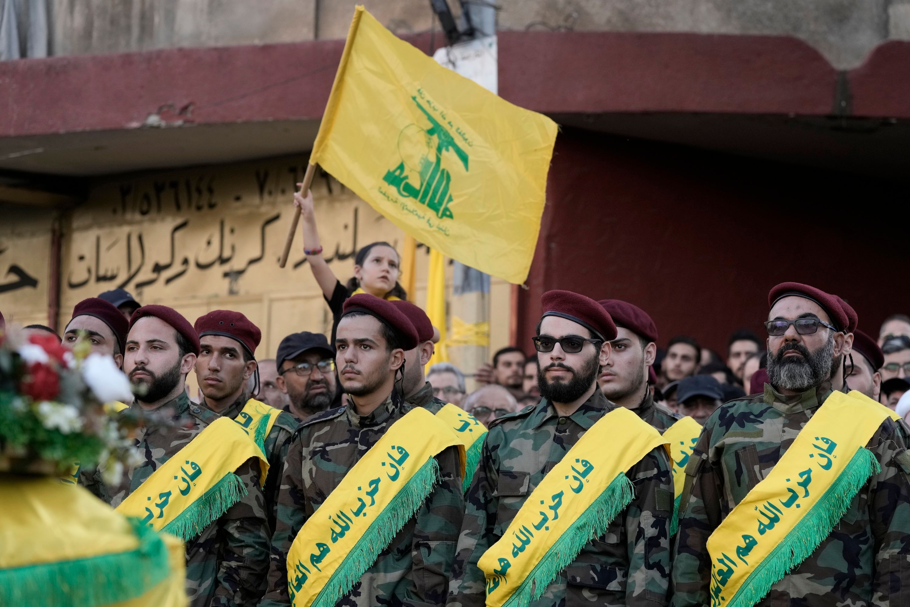 2024年9月21日，以色列的呼叫器襲擊造成真主黨嚴重死傷，真主黨成員在貝魯特參加死者的出殯儀式。（美聯社）