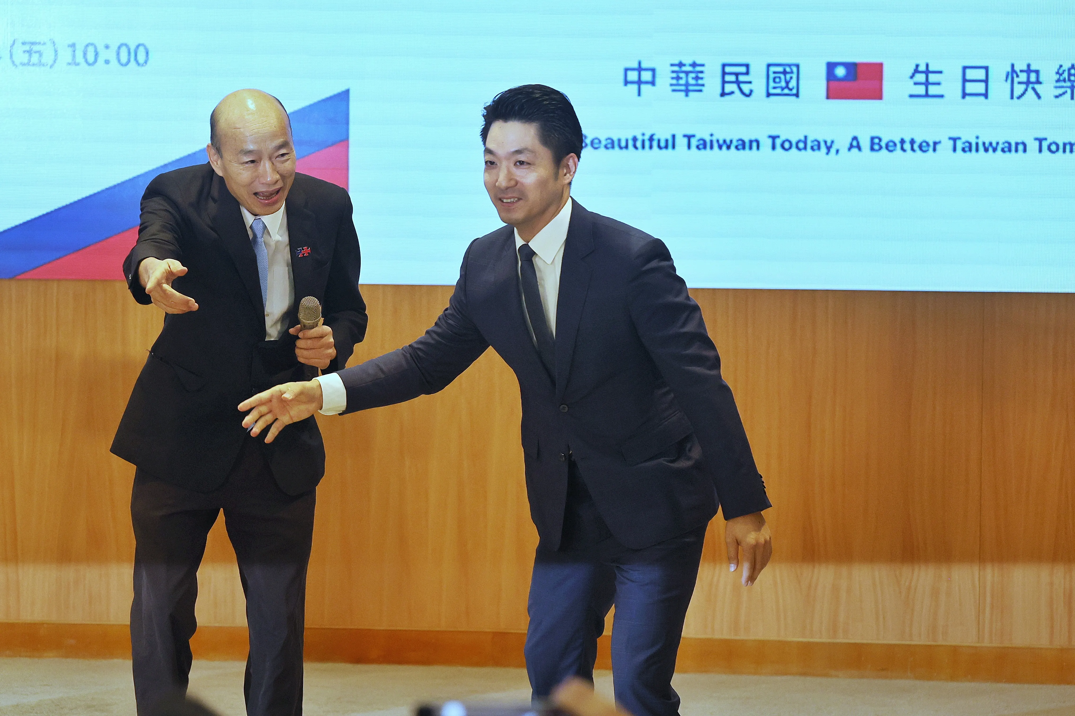 20241004-立法院長韓国瑜（左）、台北市長蔣万安（右）4日出席2024国慶記者會。（柯承惠摄）