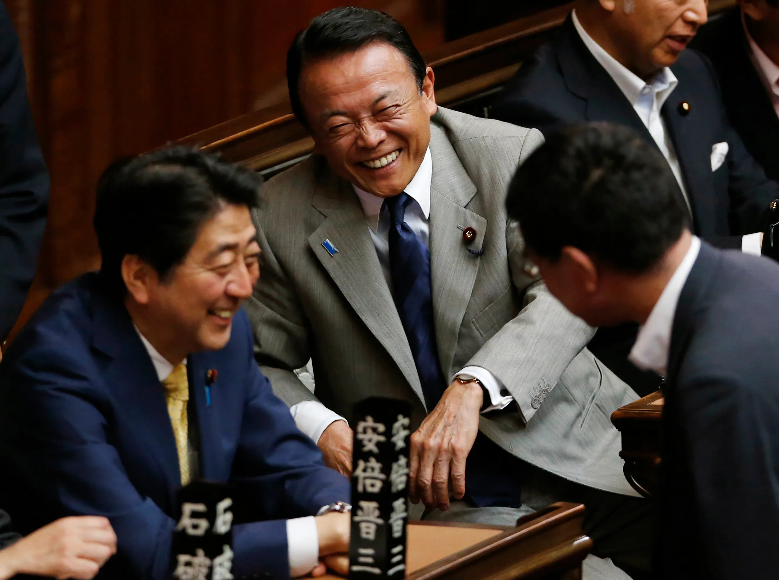 日本首相安倍晋三（左）与副首相麻生太郎（美聯社）