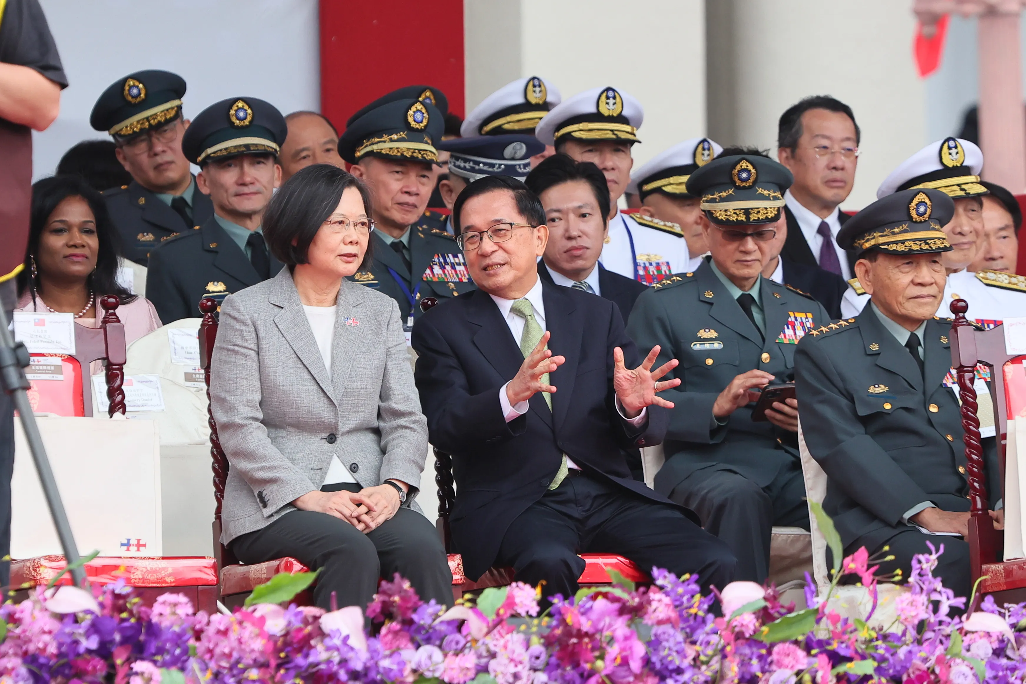 20241010-前總統陳水扁（前排右一）、前總統蔡英文（前排左一）10日出席「中華民國113年國慶大會」，並一同唱國歌。（顏麟宇攝）