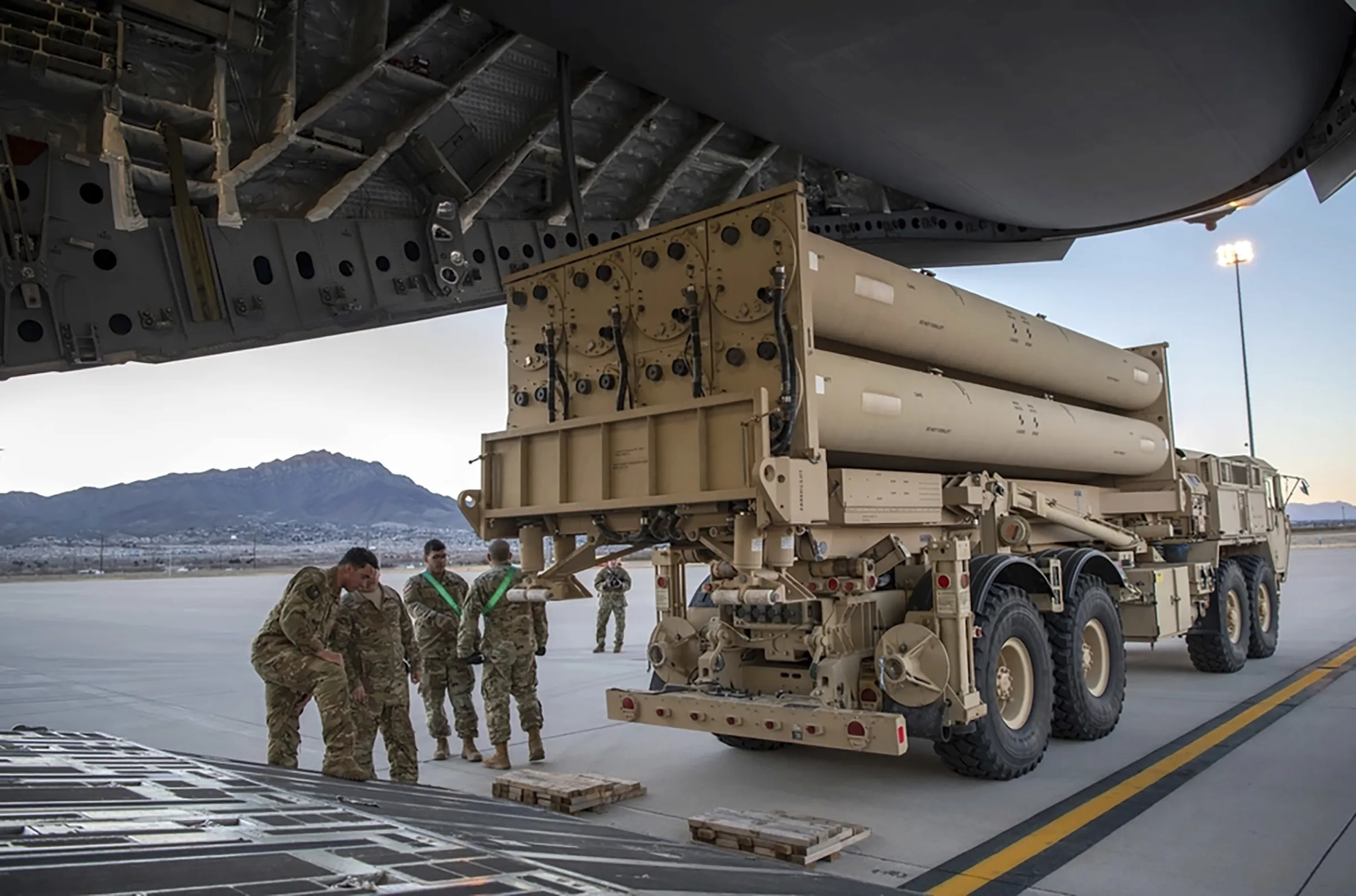 2019年2月23日，美國陸軍的薩德防禦系統（THAAD）正準備裝載到C-17運輸機上。（美聯社）