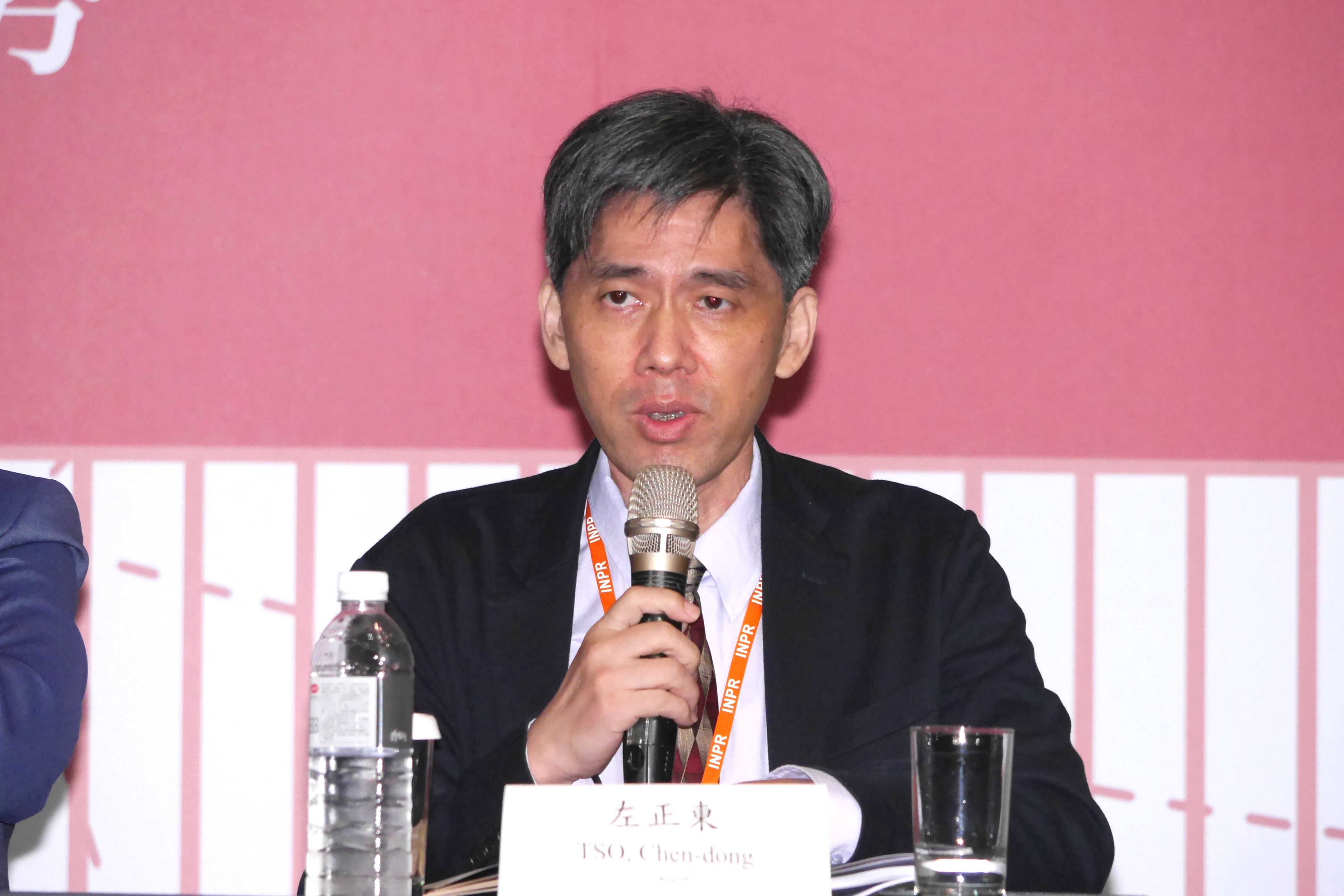 20241014-国策院での「習近平主政下における中国の政治、経済、社会発展の動向」に関する座談会にて、左側にいる参加者の左正東教授が発言している様子（蔡親傑撮影）。