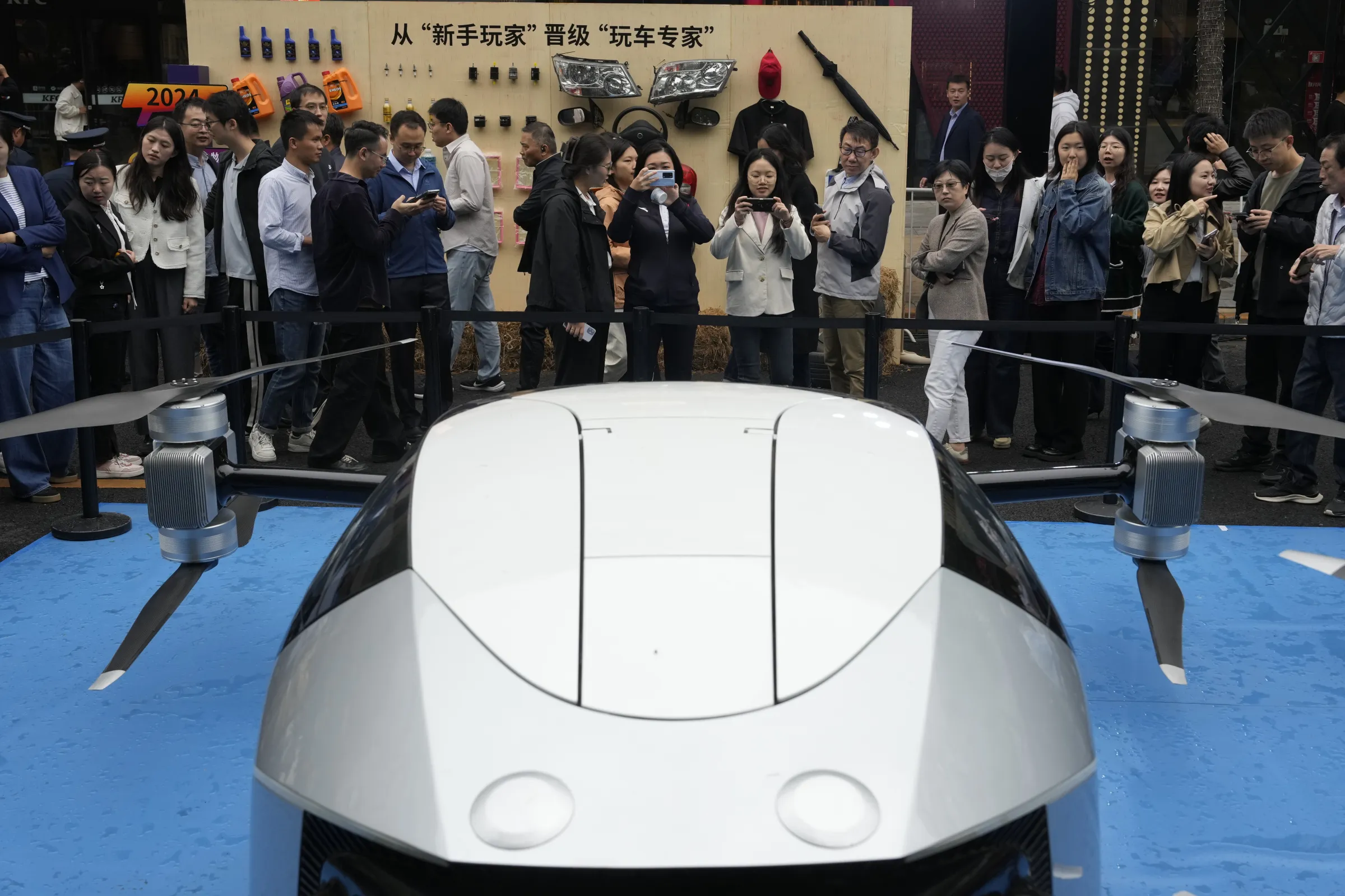 2026年上半期だけで中国のドローン輸出は計242万機に達した。米国向けは大幅に減ったものの、新興市場の需要が大きく伸びた（資料写真、AP通信）