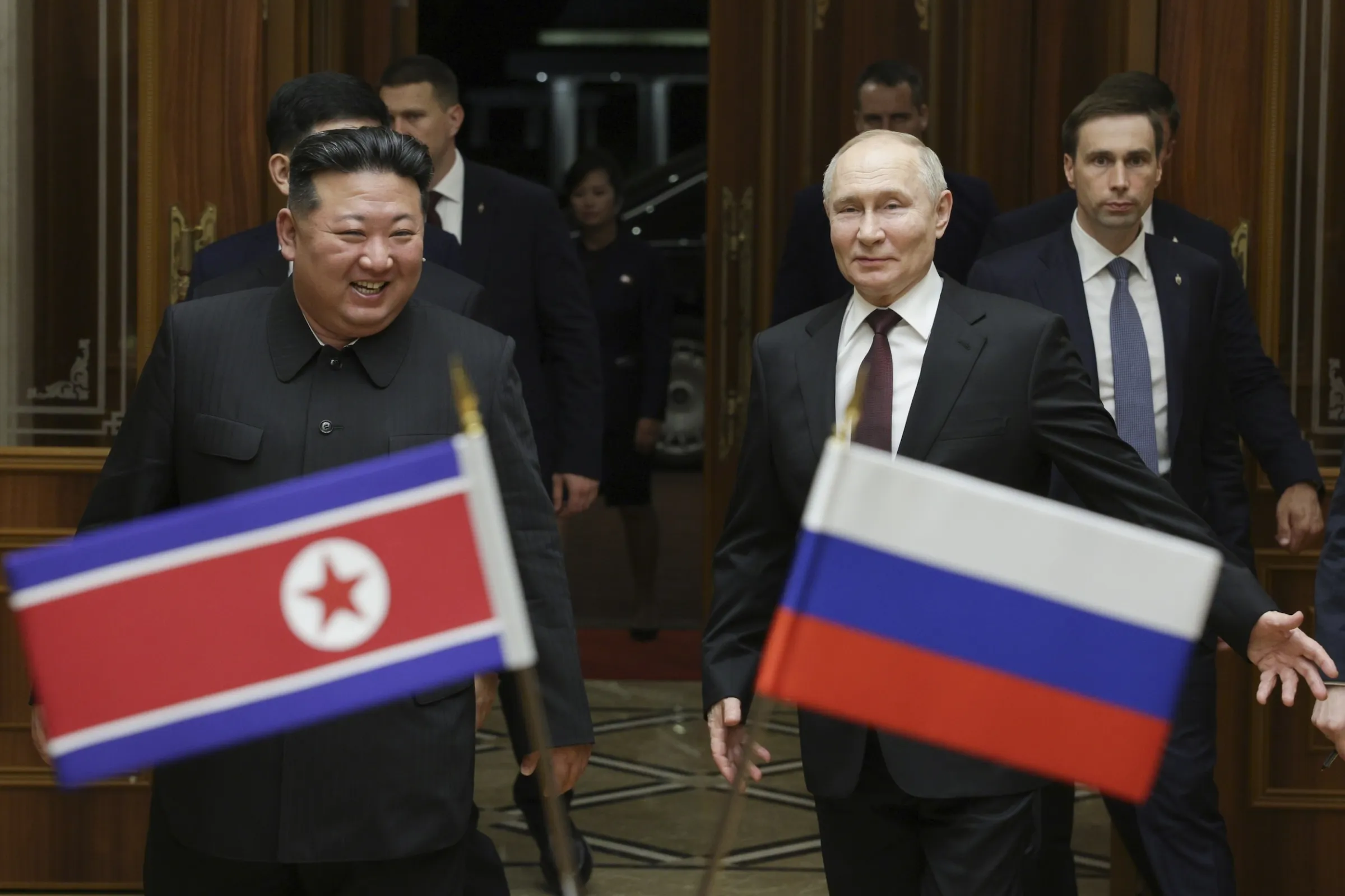 2024年6月19日，普京與金正恩在平壤的順安國際機場會面。（美聯社）