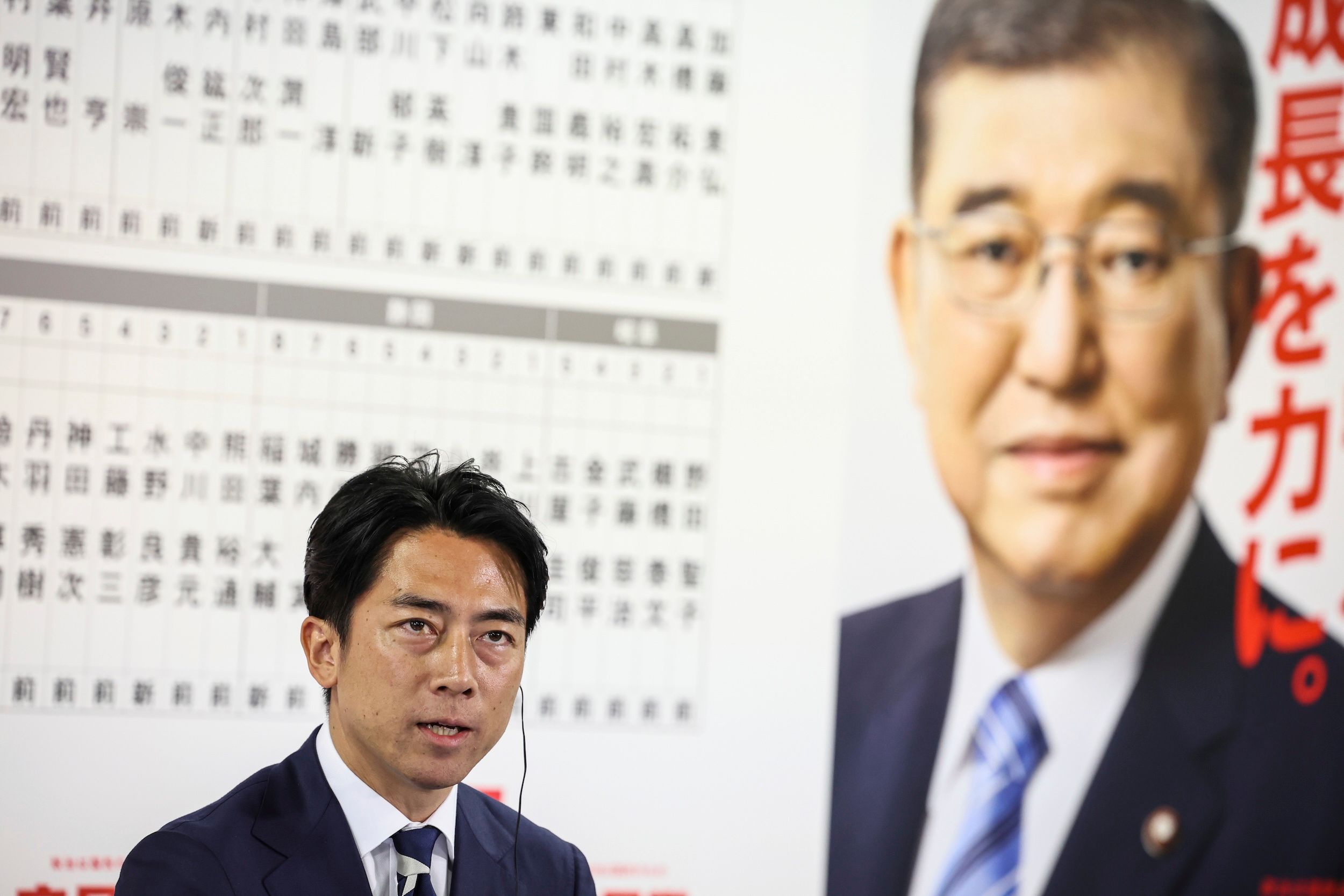 2024年10月27日衆院選挙開票当夜、自民党選挙戦略委員会議長である小泉進次郎が東京の自民党本部で話す。（AP通信）