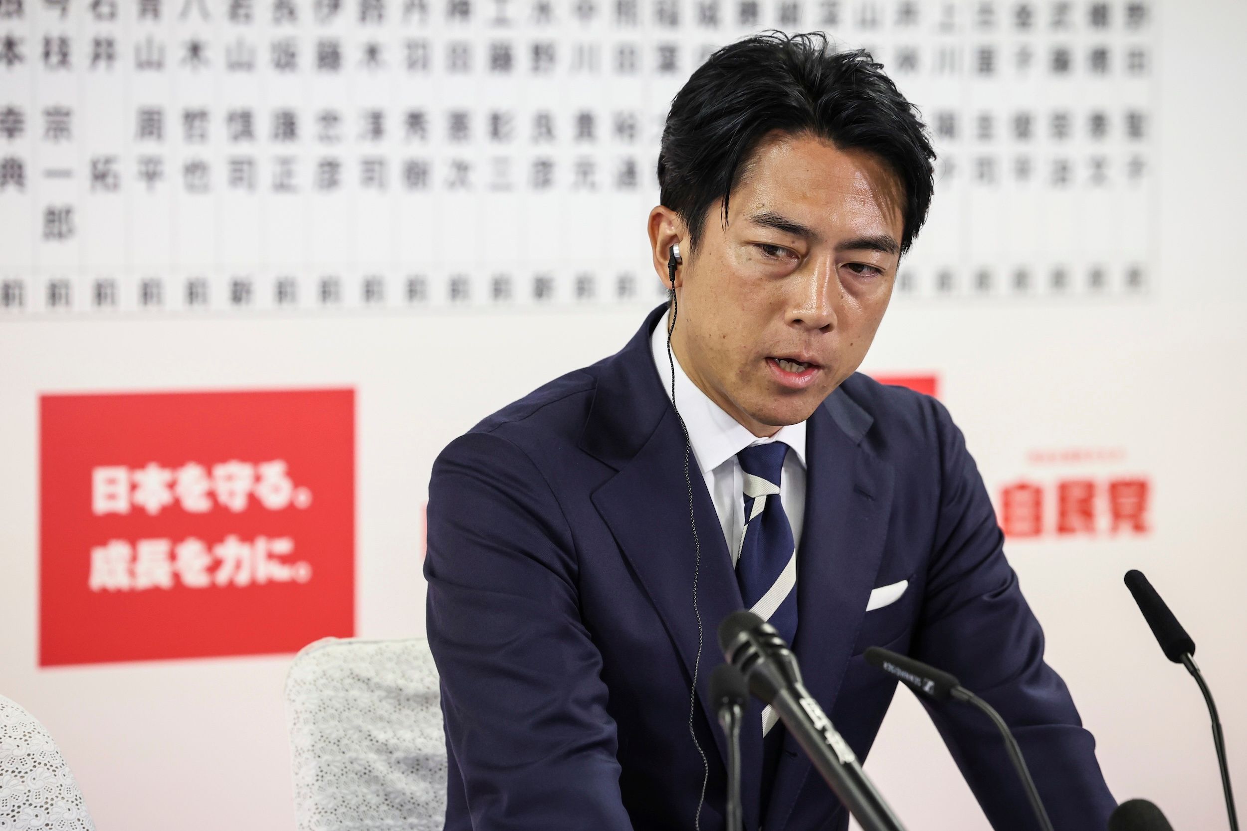 2024年10月27日、衆院選挙開票当夜、自民党選挙戦略委員会委員長小泉進次郎が東京の自民党本部で談話を発表した。（美聯社）
