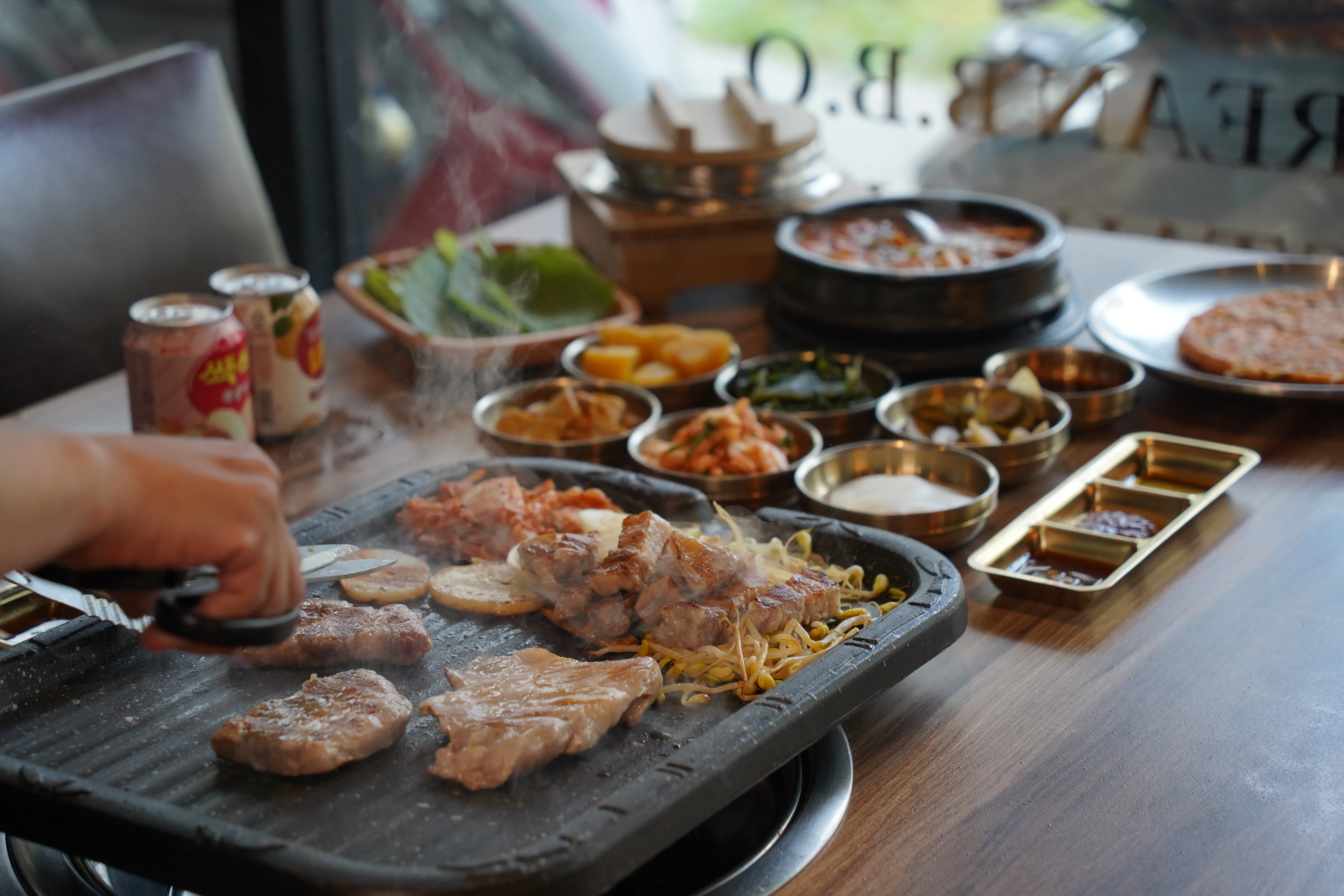 市府加碼推出「安可主題月-韓食祭」，持商圈夜市優惠券至多家精選韓國料理餐廳消費，可享有加碼優惠，圖為水刺床韓式烤肉餐廳。（圖/高雄市經發局提供）