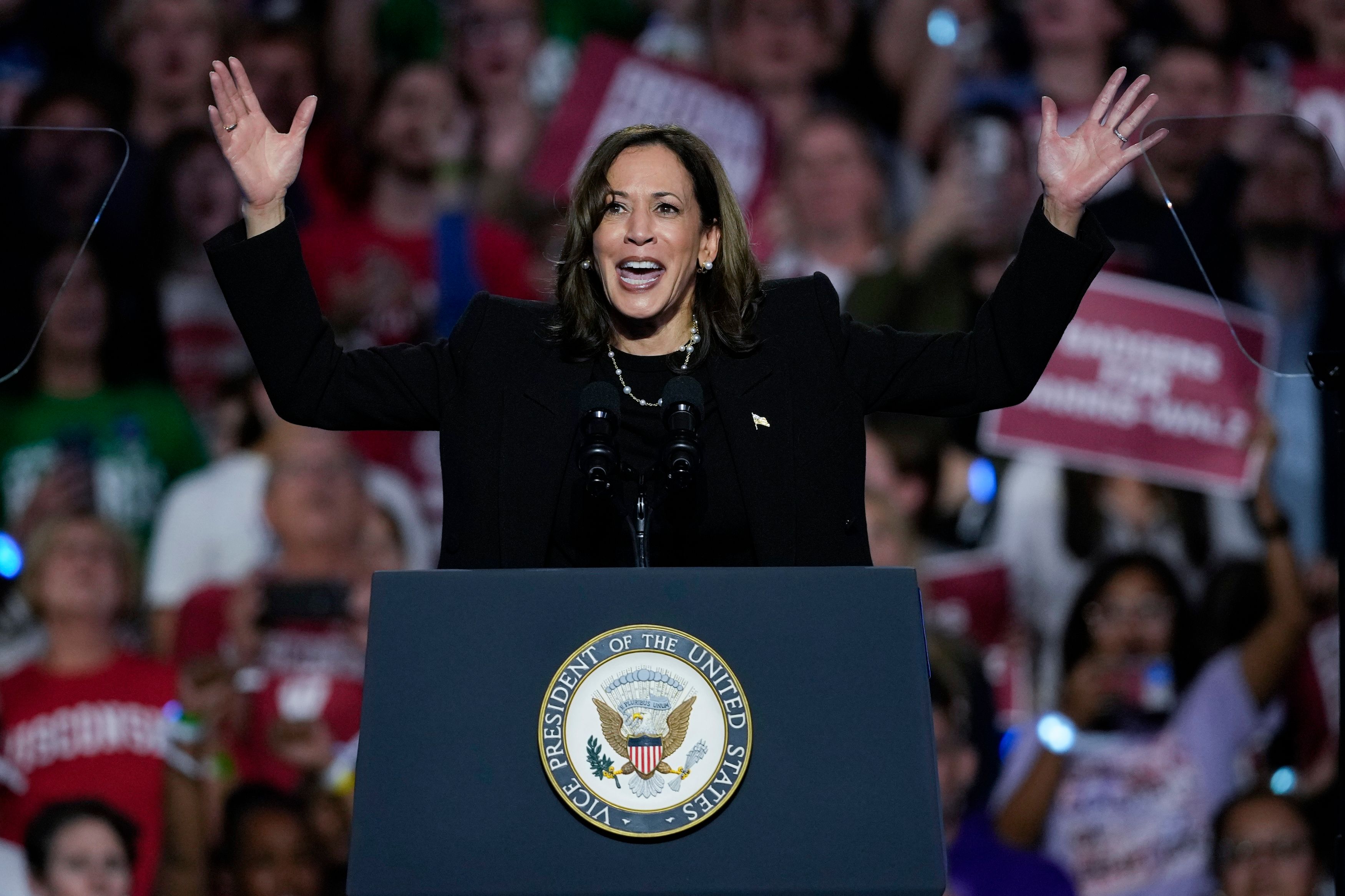 2024年10月30日。民主黨總統候選人賀錦麗（Kamala Harris）在威斯康辛州舉行的競選集會上。（AP）