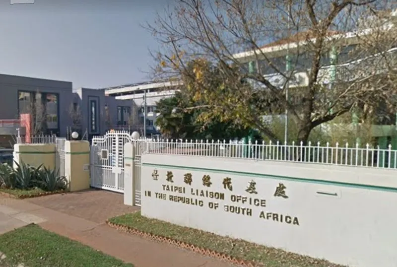 南アフリカ要求により駐外館撤退。