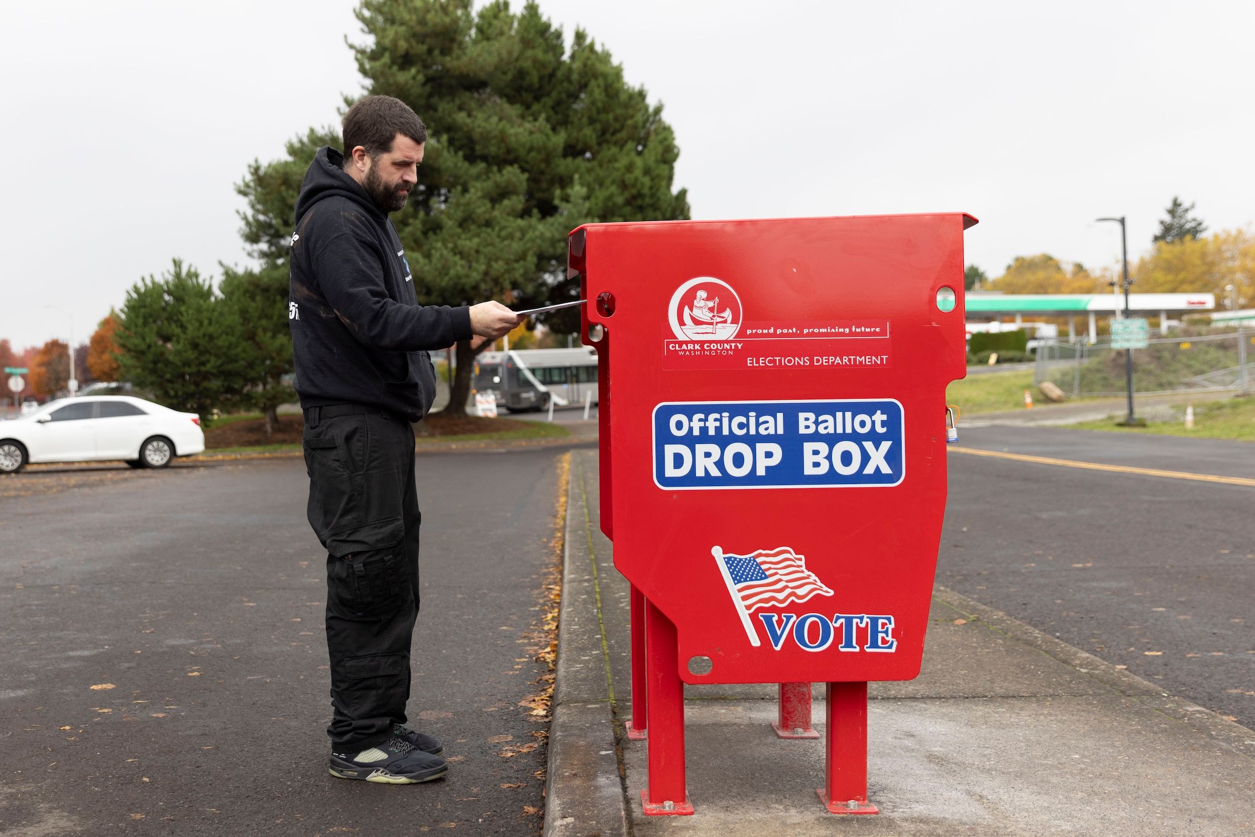 2024年11月5日，華盛頓州的選民將選票投進投票箱。（美聯社）