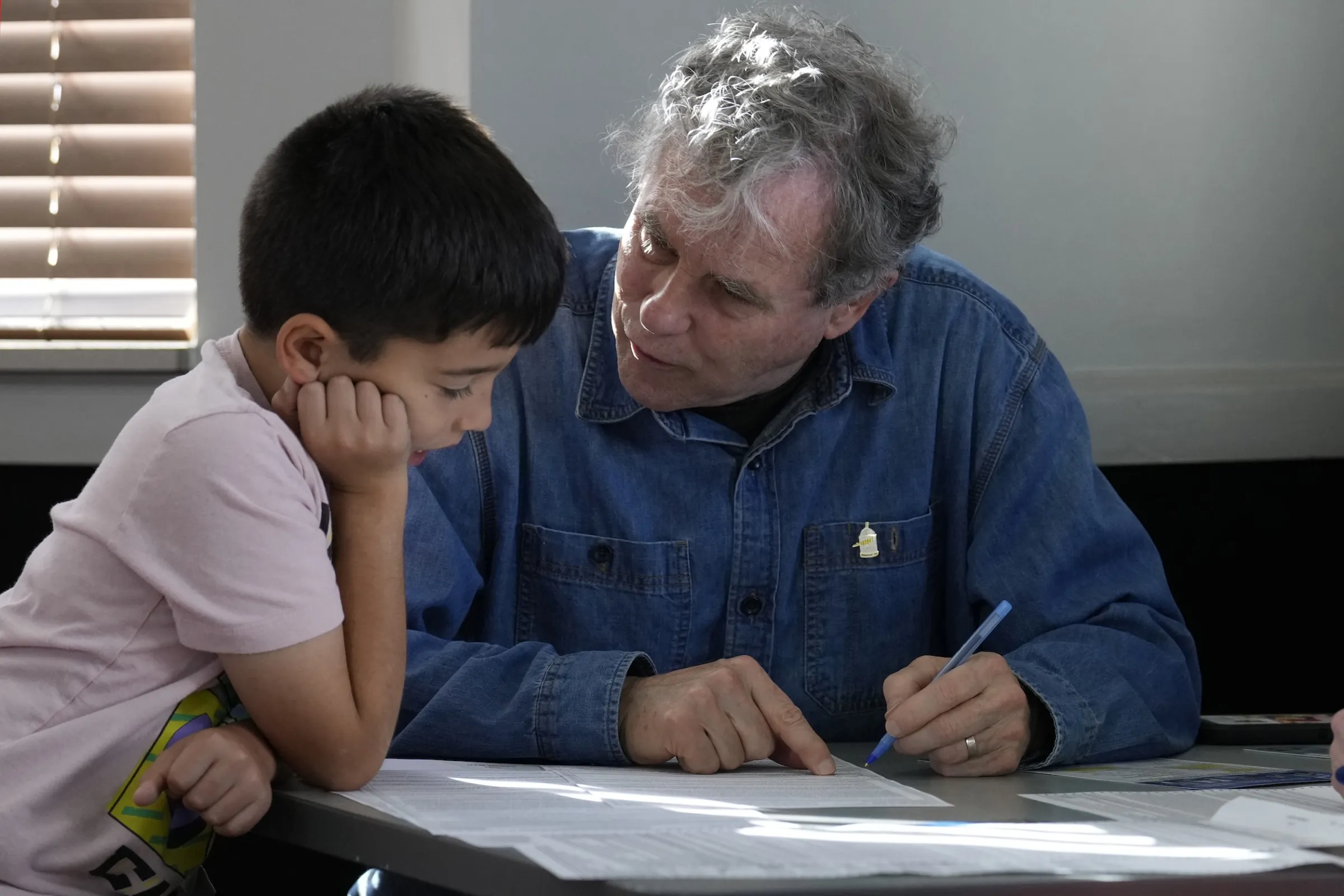 2024年11月5日，時任俄亥俄州聯邦參議員布朗（Sherrod Brown）在克里夫蘭投票，今年他再度參選、挑戰補選席次。（美聯社）