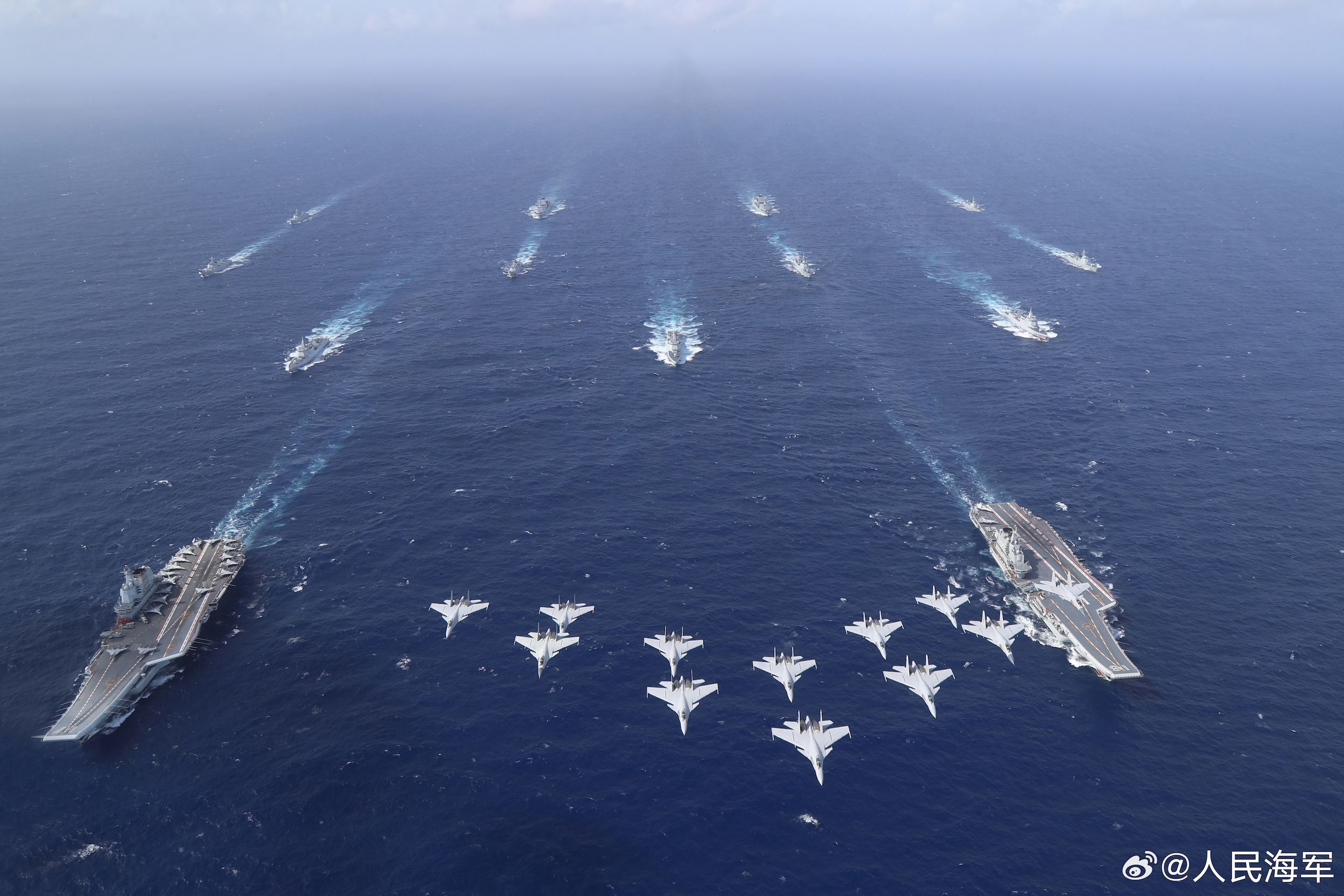 2024年10月，中國海軍的遼寧艦與山東艦進行雙航母編隊遠洋演練。（人民海軍官方微博）