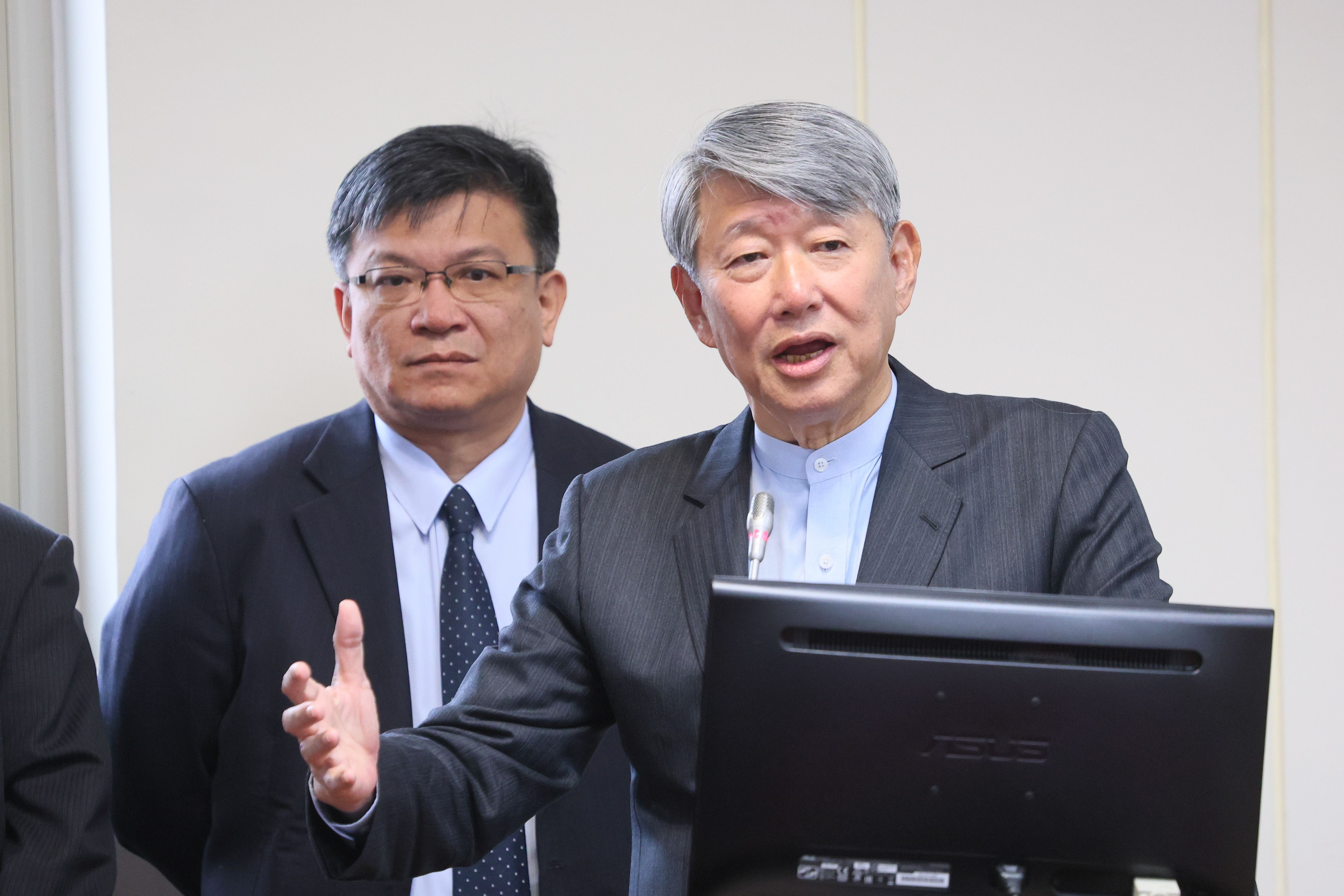 20241120-経済部長郭智輝（右）、台電董事長曾文生（左）20日於経済委員会での質疑応答セッション。（顏麟宇撮影）