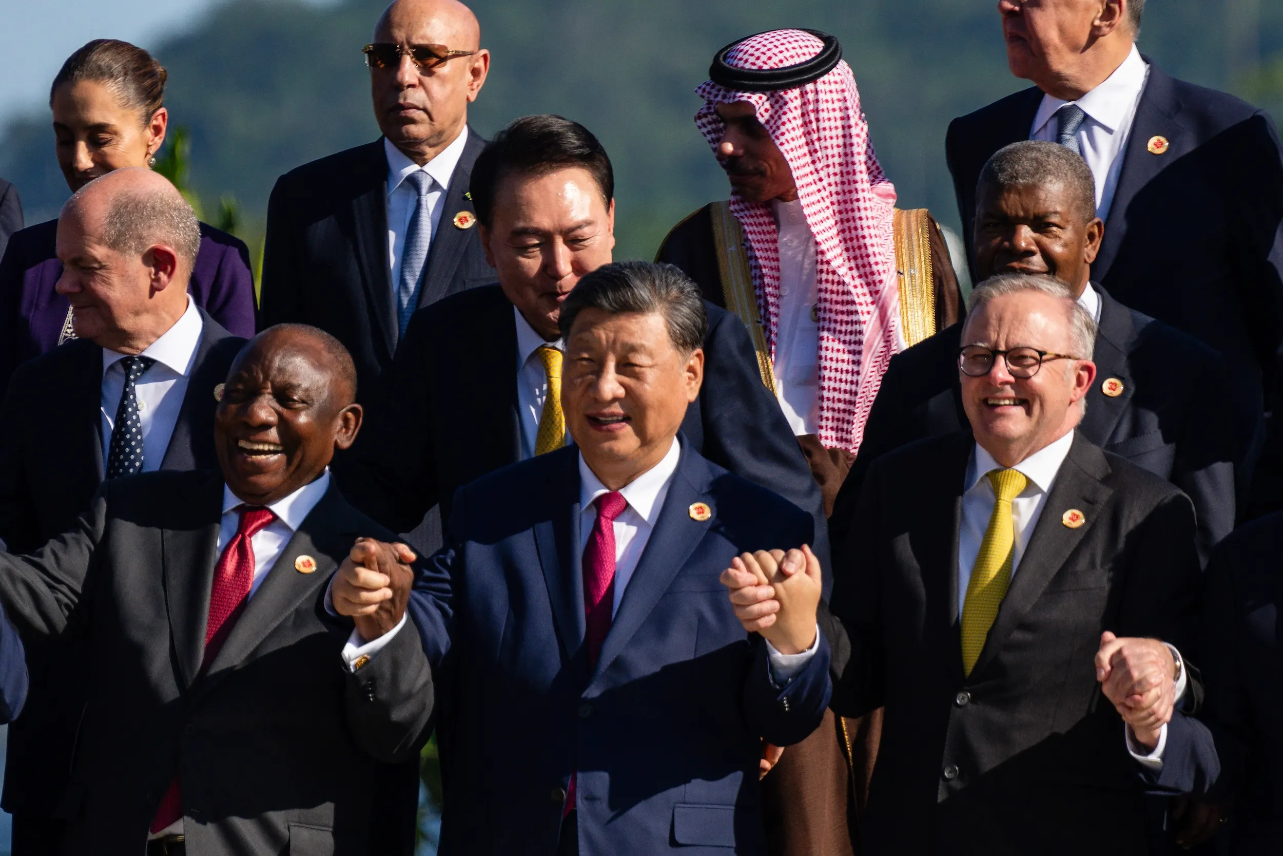 2024年11月、習近平と南アフリカ大統領ラマフォサ、オーストラリア首相アルバニーズがAPECペルーサミットの期間中に撮影された集合写真。（美聯社）