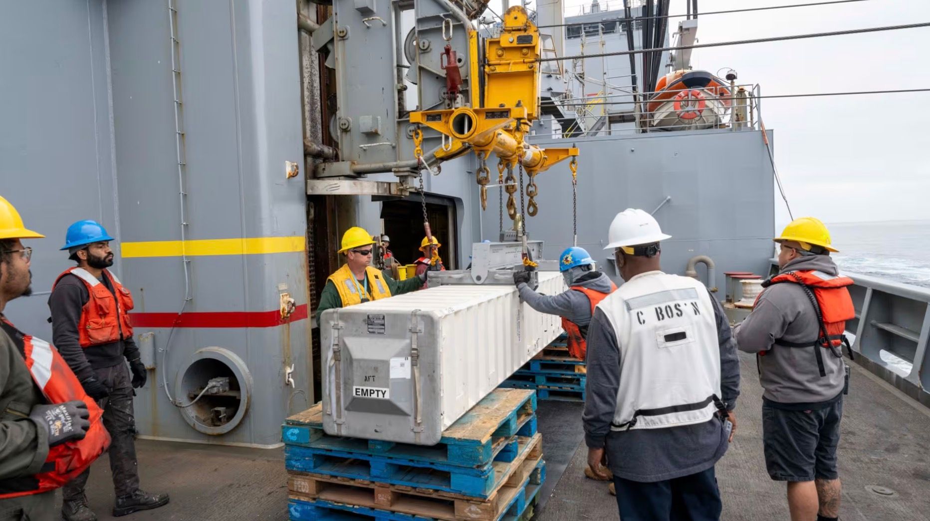 美國海軍「華盛頓錢伯斯號」補給艦上的海員，將飛彈箱轉移到附近的「長津號」飛彈巡洋艦。（美國海軍）