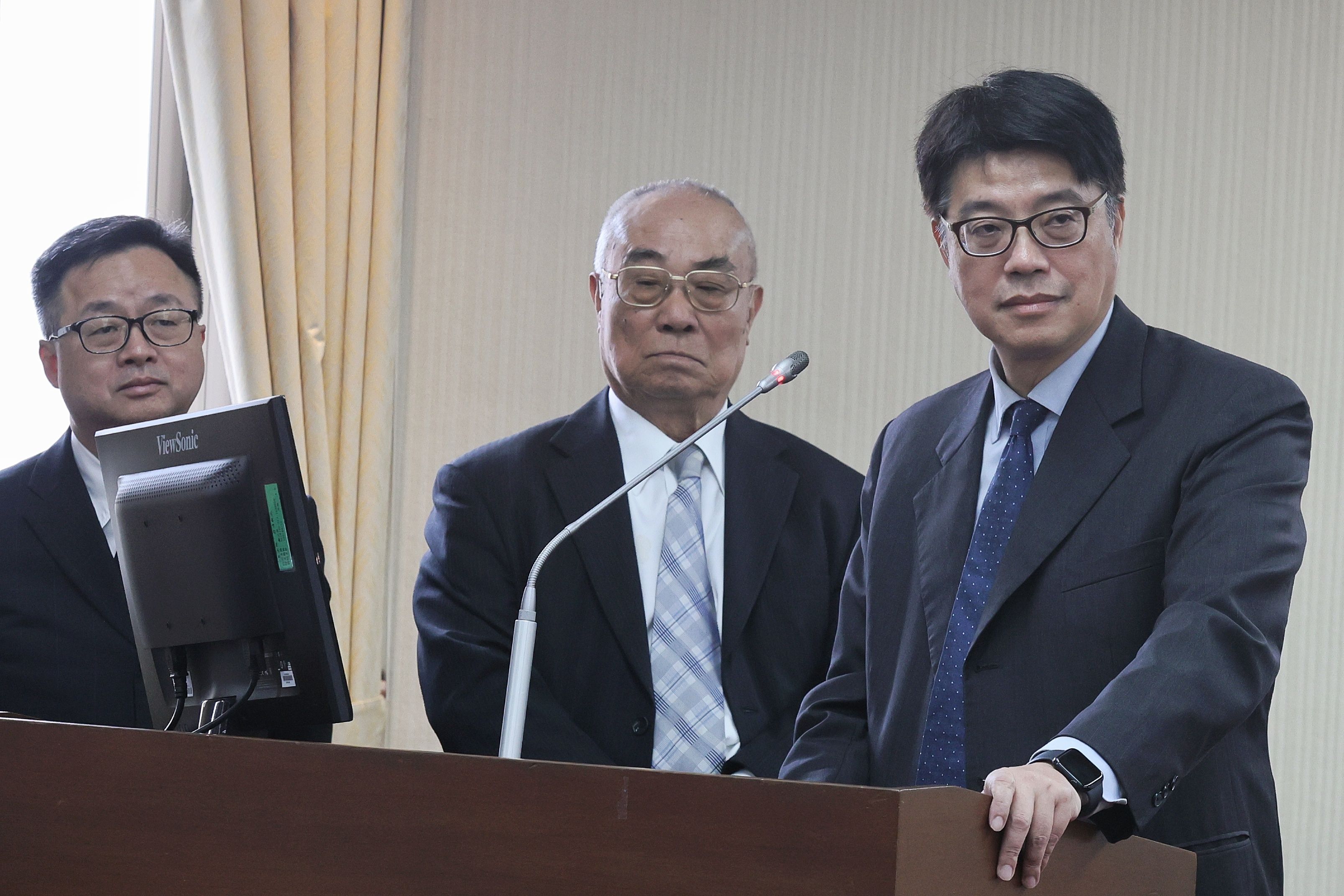 20241204-陸委會主委邱垂正（右起）、海基會董事長吳豐山、海基會秘書長羅文嘉4日至立院備詢。（柯承惠攝）