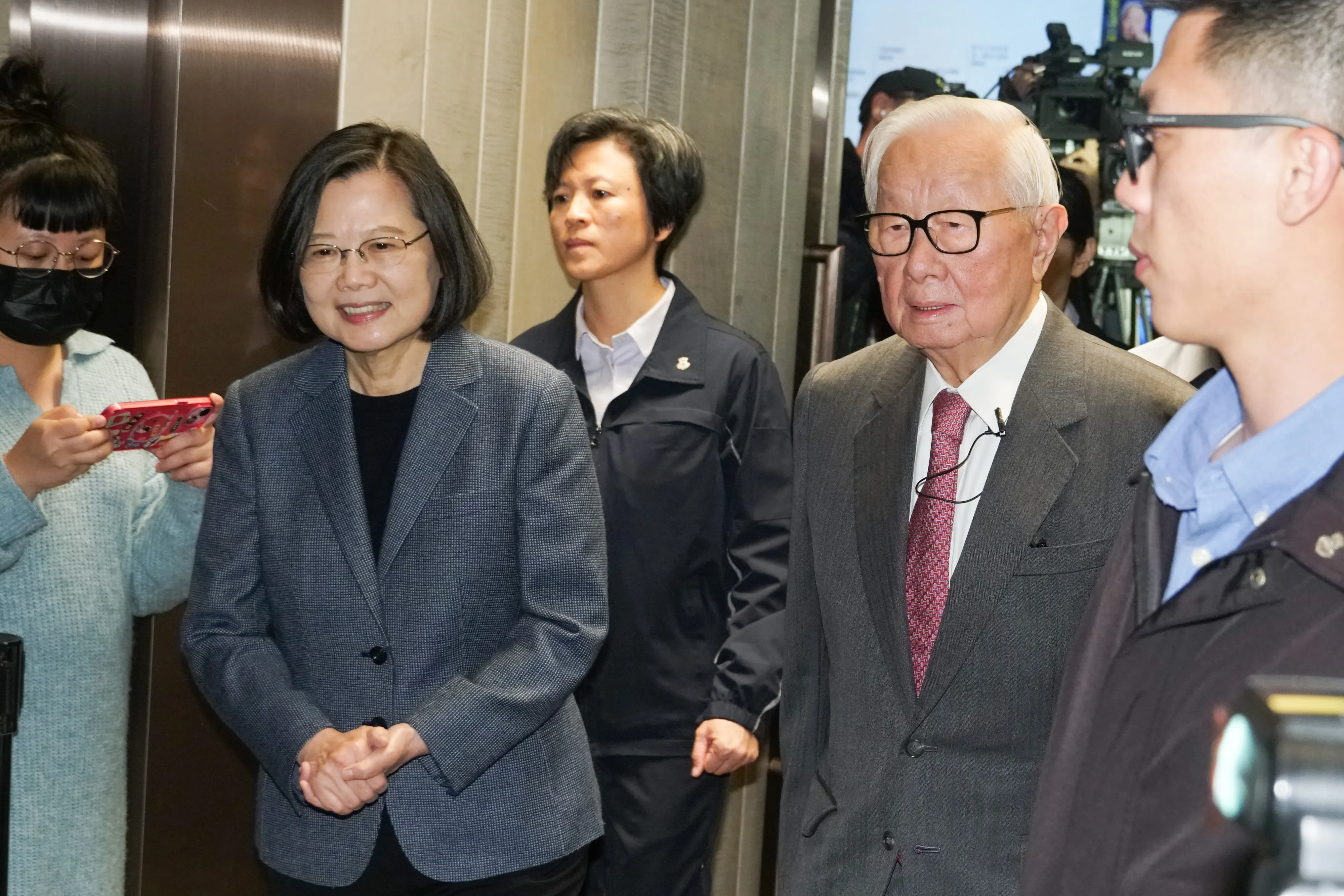 20241209-前總統蔡英文（左）出席台積電創辦人張忠謀（右）新書發表会。(蔡親傑攝)