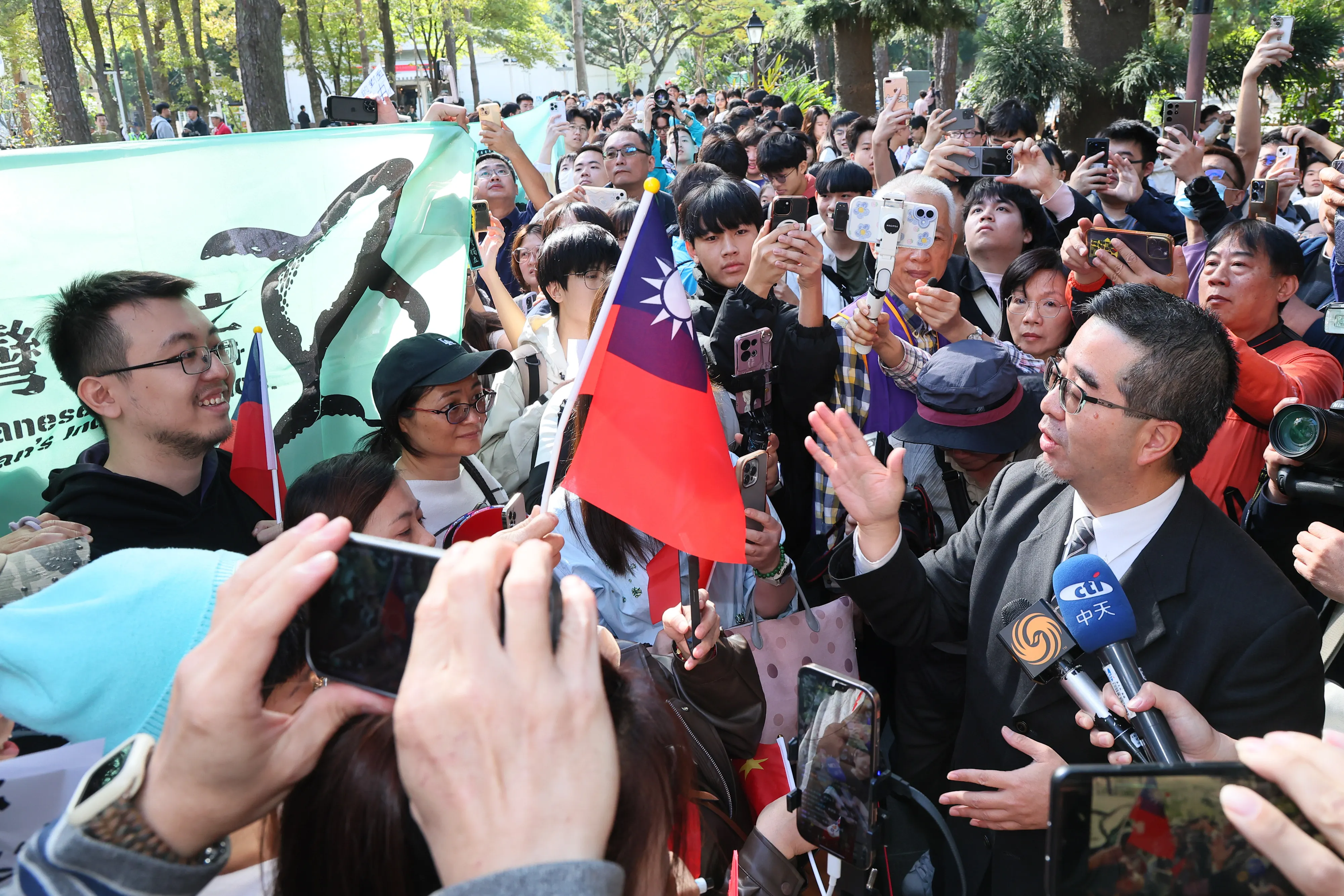 2024年12月4日、訪台中の宋思瑤による「中国台北」という言葉により風波が生じ、蕭旭岑（右）は当時その背後にいた。（資料写真、顔麟宇撮影）