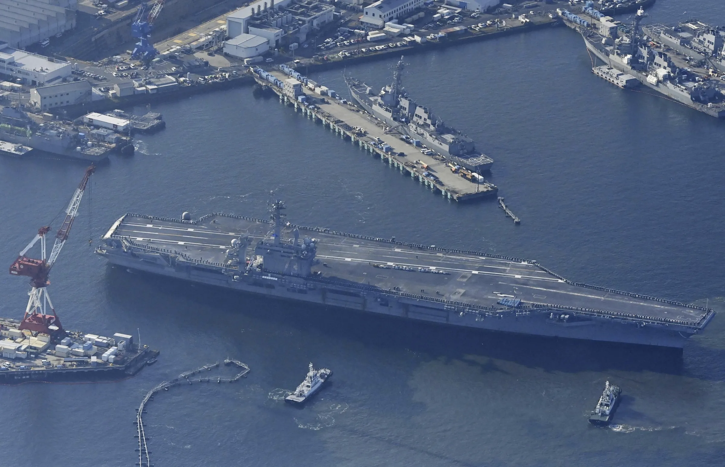 2024年11月22日、米海軍の原子力空母ジョージ・ワシントンが横須賀に到着した。（AP通信）