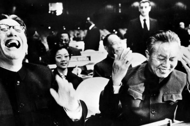 聯合國大會第2758號決議不涉及台灣」是一個似是而非的命題，當時處理的是中國代表權，而非台灣問題。圖為2758號決議通過後，北京代表團笑逐顏開。（取自人民網）