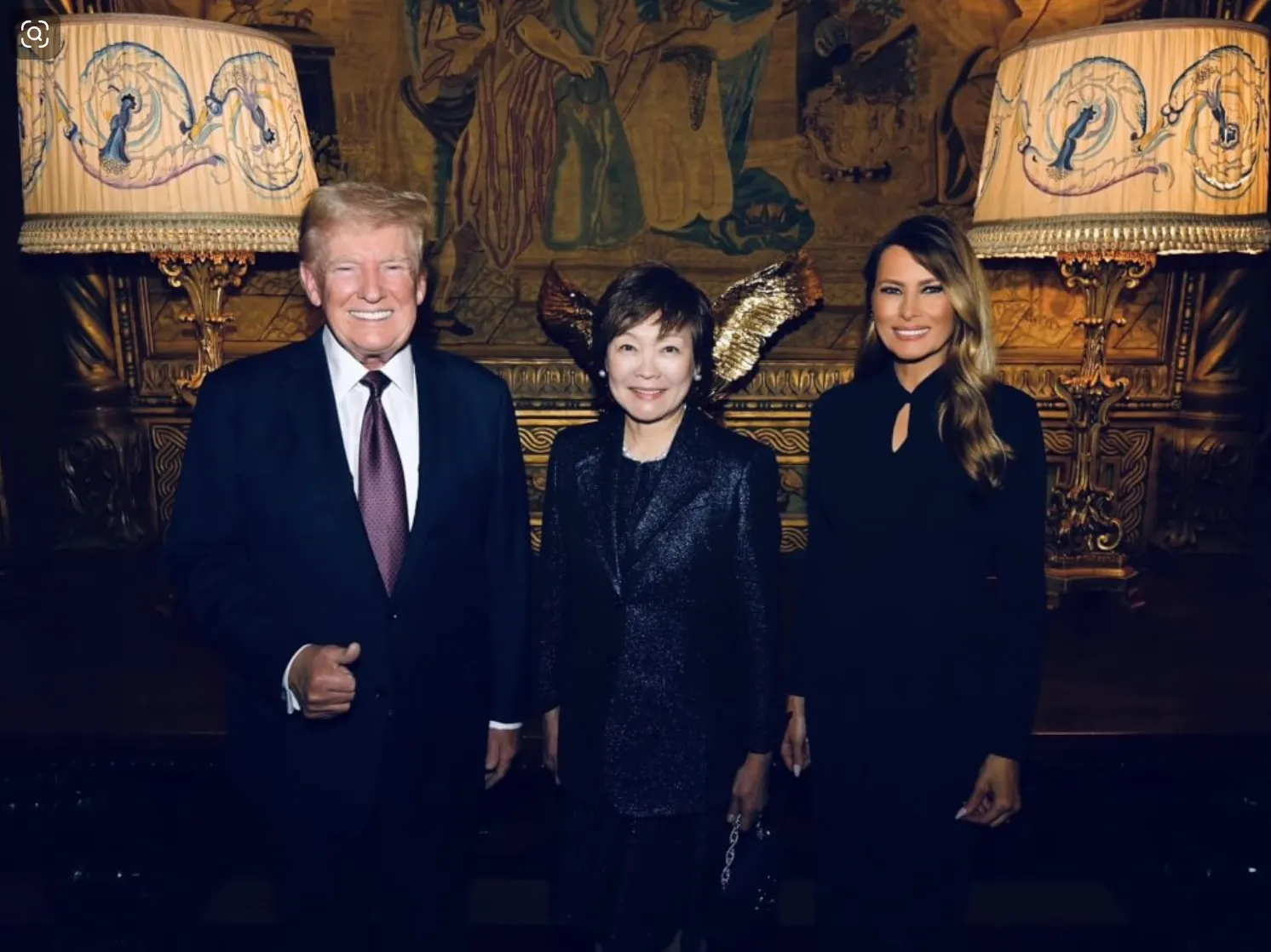 アメリカ大統領当選者トランプ（左）と妻のメラニア（右）昨年12月，日本の故安倍晋三元首相の遺族安倍昭惠を迎え入れる。（図はx.com/MELANIATRUMPより）