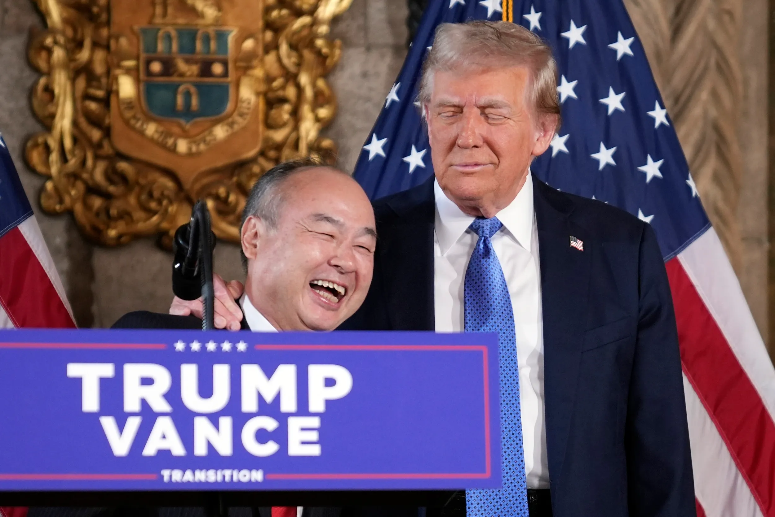 2024年12月16日、アメリカ当選者トランプ氏とソフトバンクグループCEOの孫正義が海湖荘園で記者会見を行った。（美聯社）