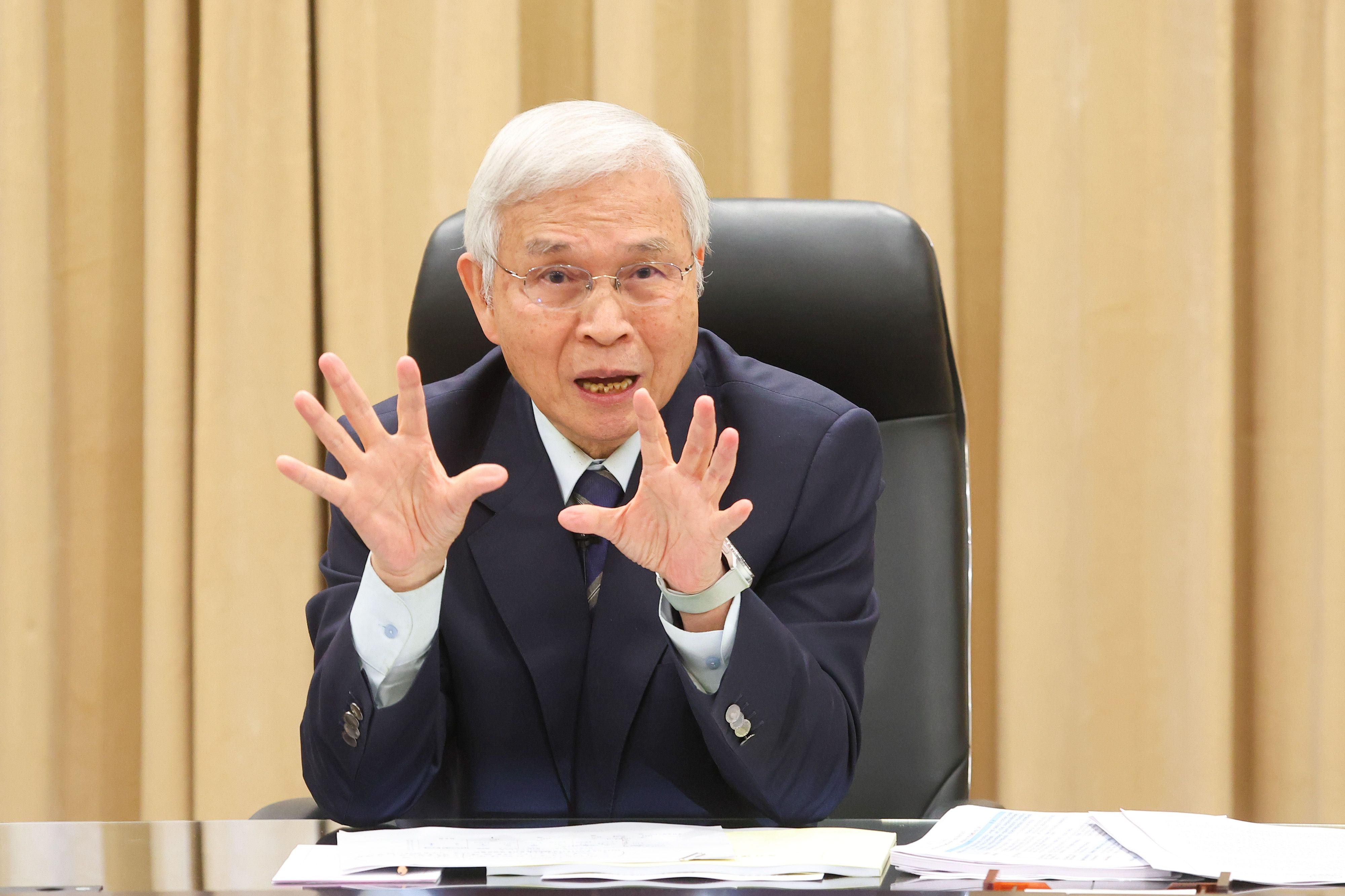 20241219-央行總裁楊金龍19日於央行理監事聯席會議後，召開年終記者會說明。（顏麟宇攝）