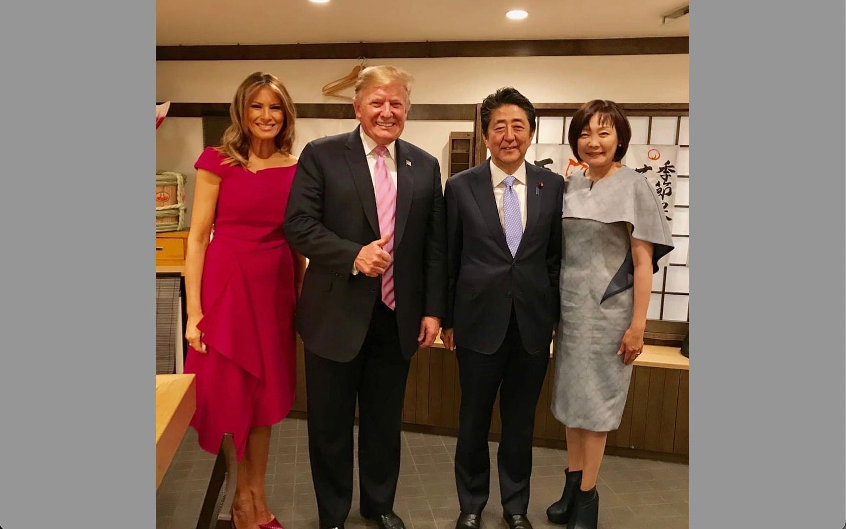 日本前首相安倍晉三與美國總統川普層建立良好關係。圖為，安倍晉三夫婦與時任美國總統的川普夫婦一同用餐後合影。（翻攝安倍昭惠IG）