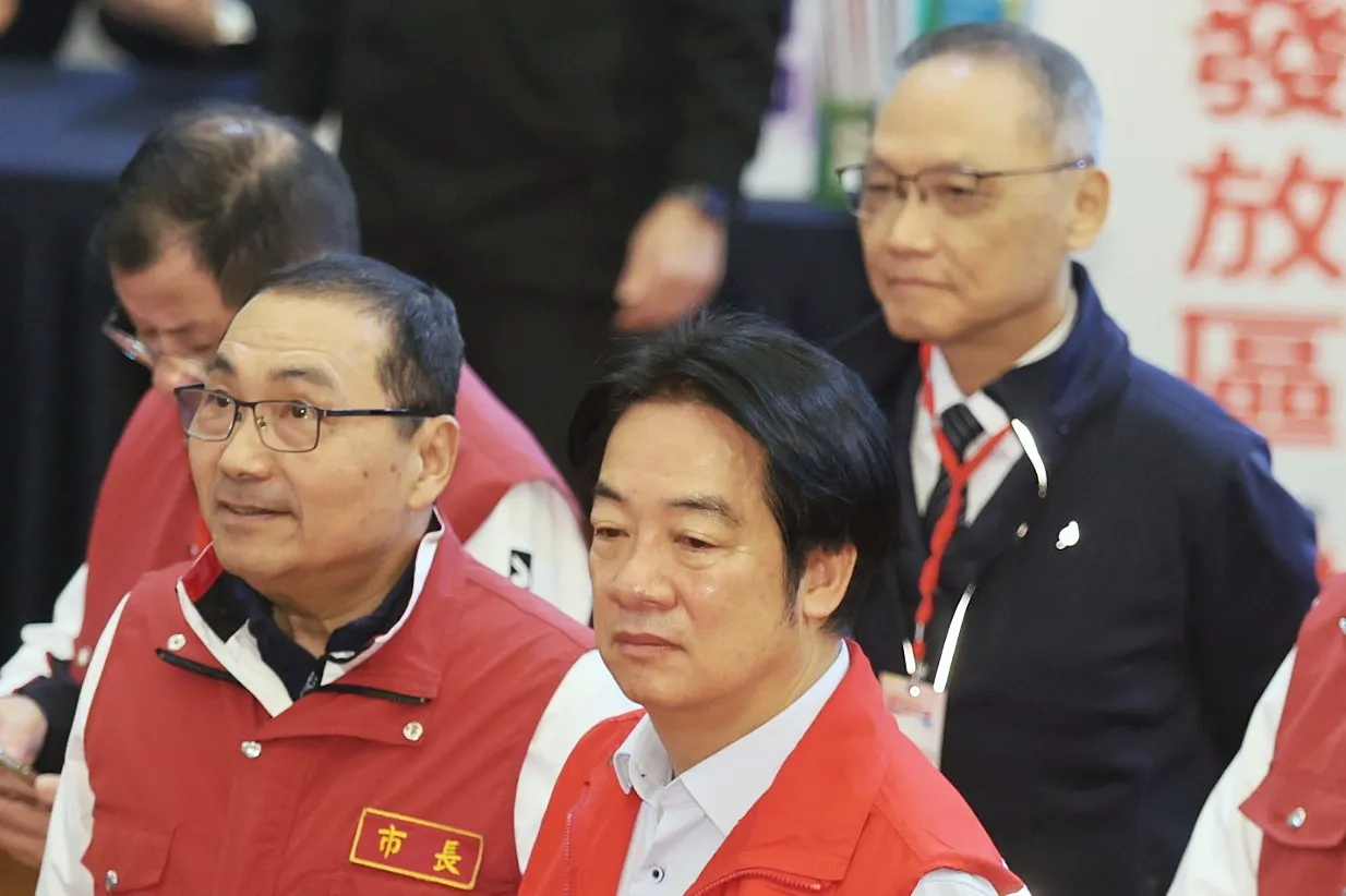 20241224-總統賴清德（前右）、新北市長侯友宜（前左）24日出席新北市防災協作中心避難收容開設演練。（柯承惠攝）