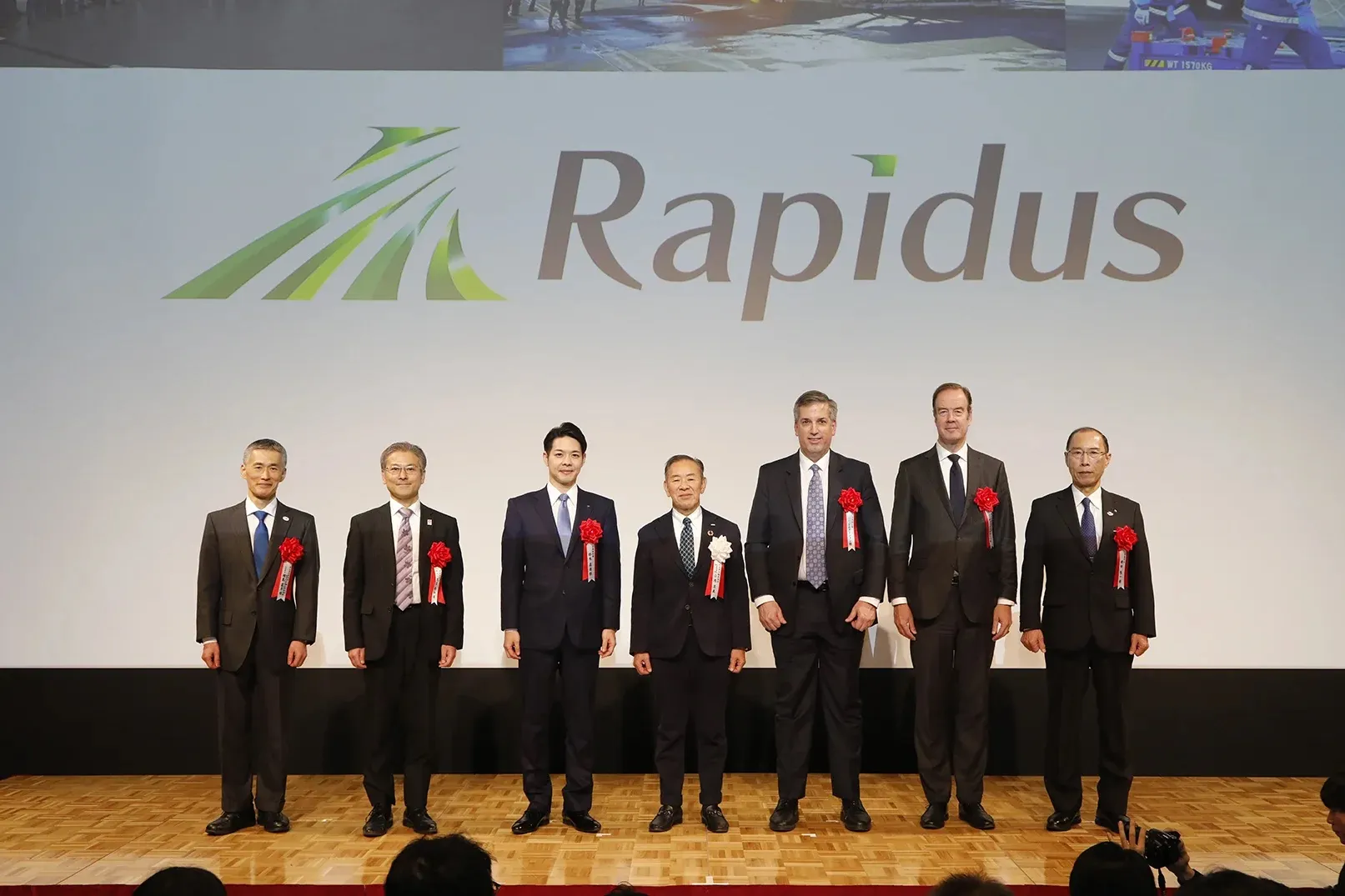 Rapidus於18日舉行日本首台NXE:3800E EUV微影機安裝典禮，（右四）Rapidus社長小池淳義、ASML 執行副總裁Jim Koonmen等嘉賓一起合影。（取自Rapidus官網） 