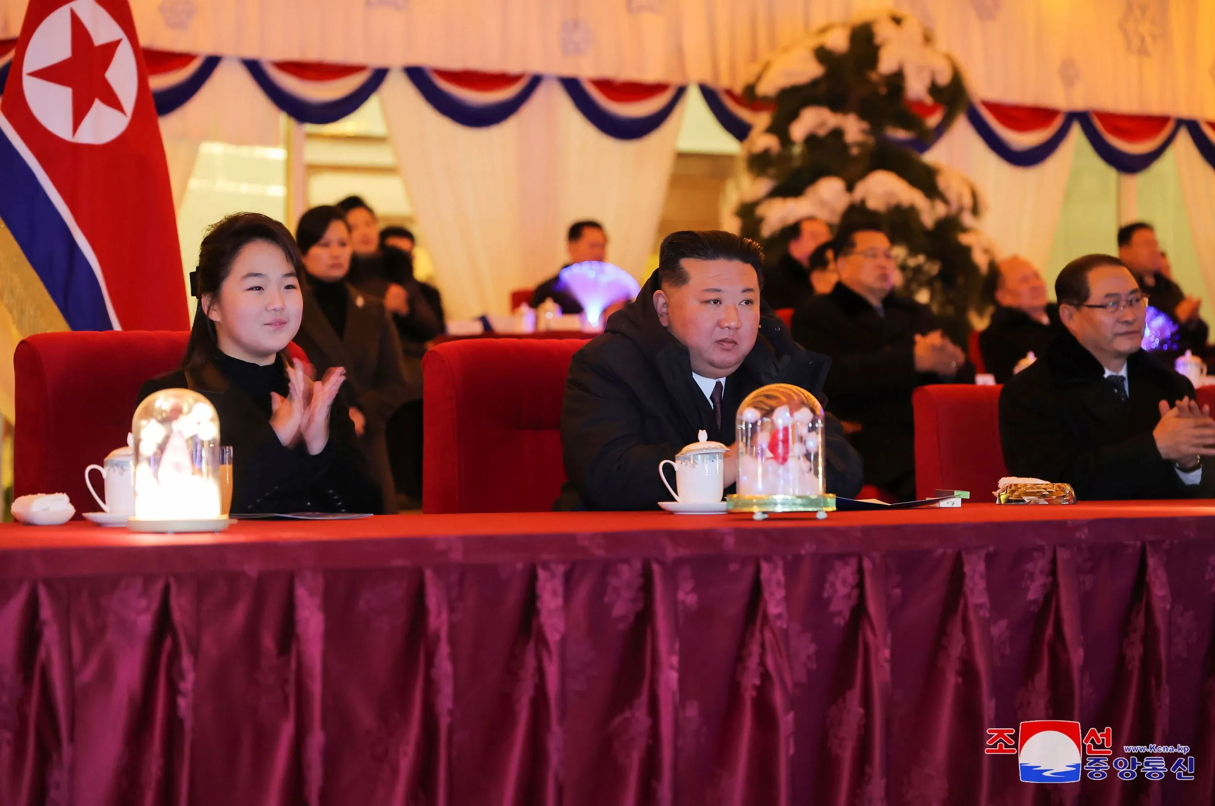 北韓最高指導者金正恩が娘の金主愛と一緒にパフォーマンスを見に来る。（美聯社）