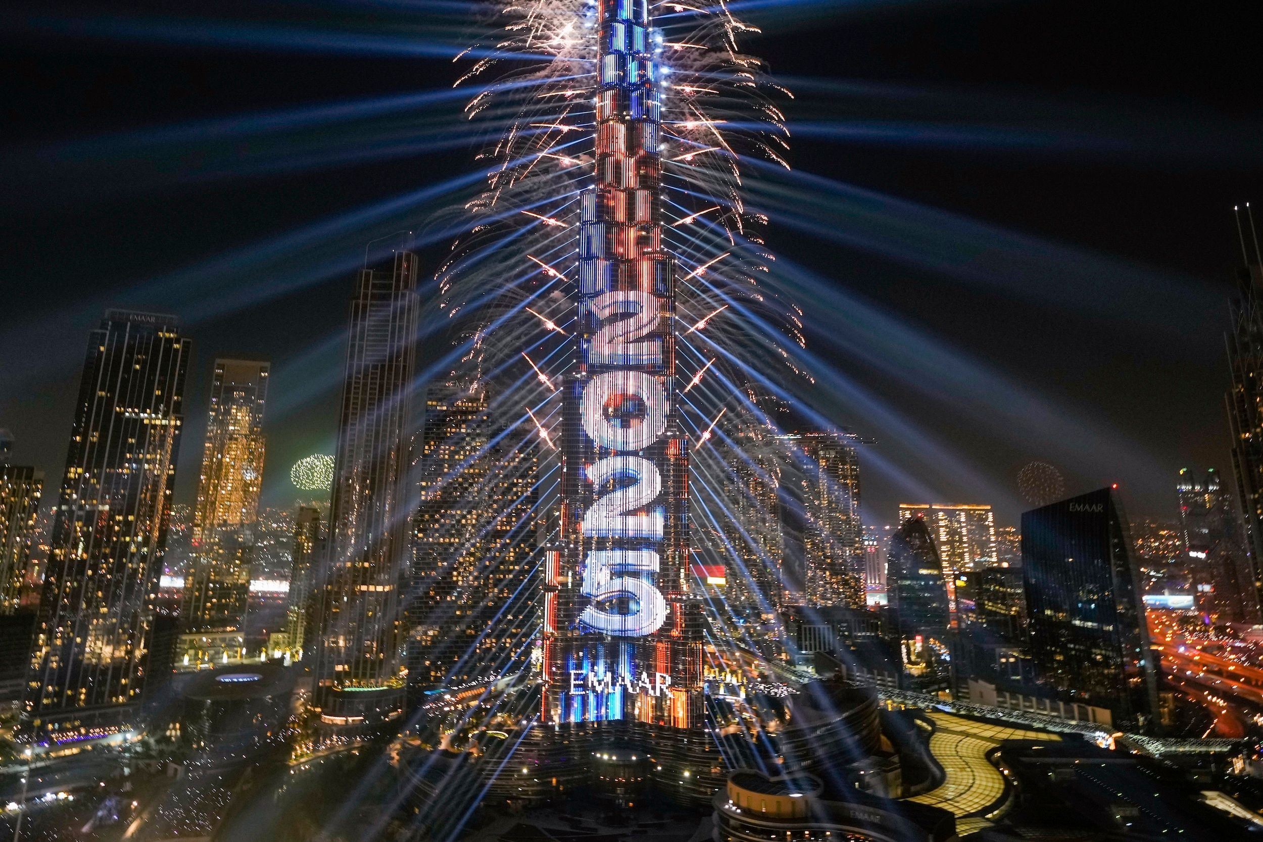 2025年1月1日，阿拉伯聯合大公國杜拜的哈利法塔燃放新年煙火。（美聯社）